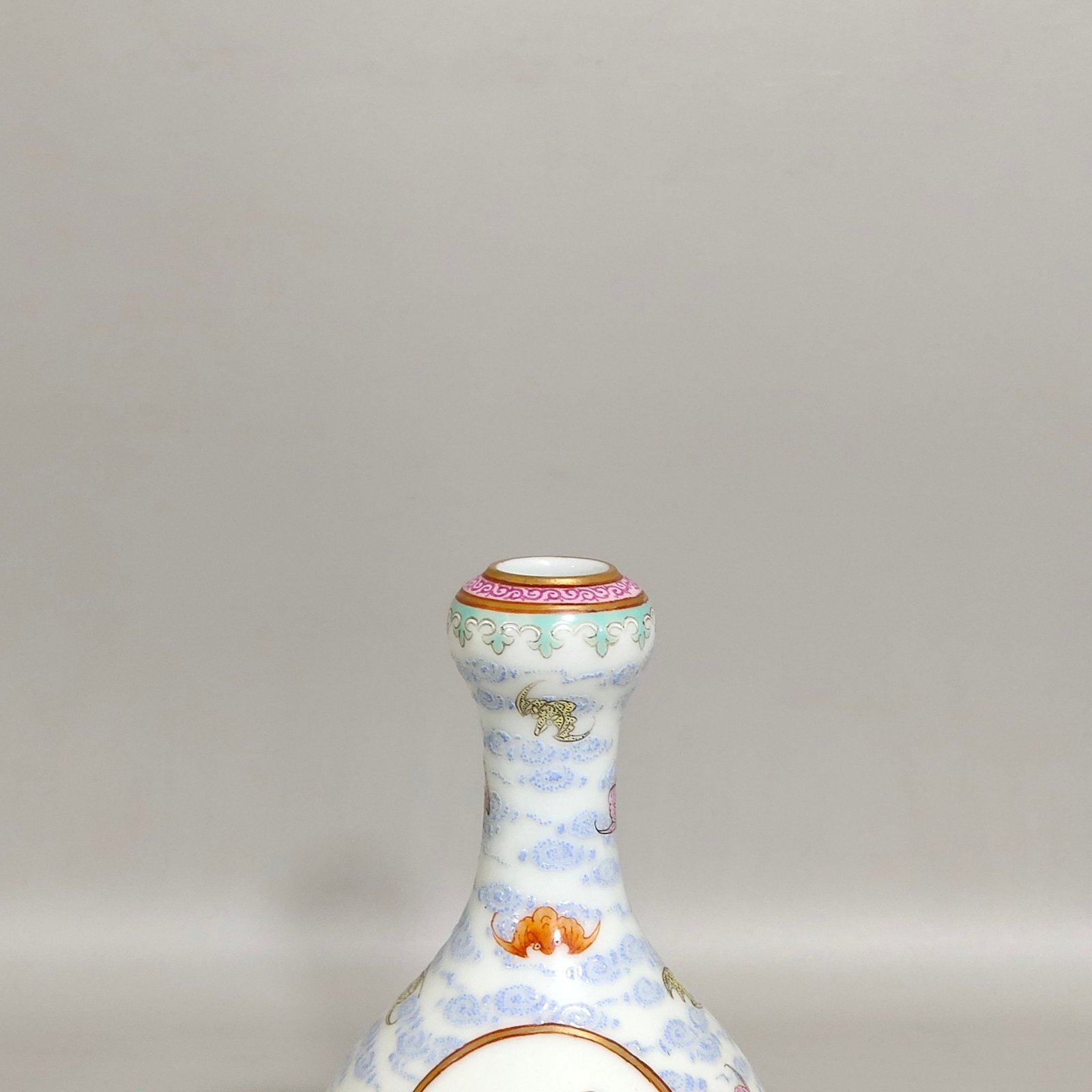 Qing Dynasty Qianlong Yunfu window boy’s garlic vase
