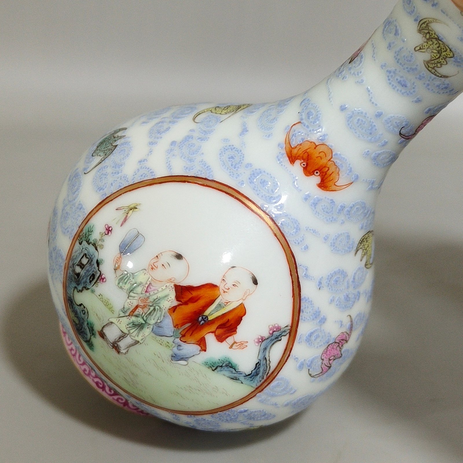 Qing Dynasty Qianlong Yunfu window boy’s garlic vase