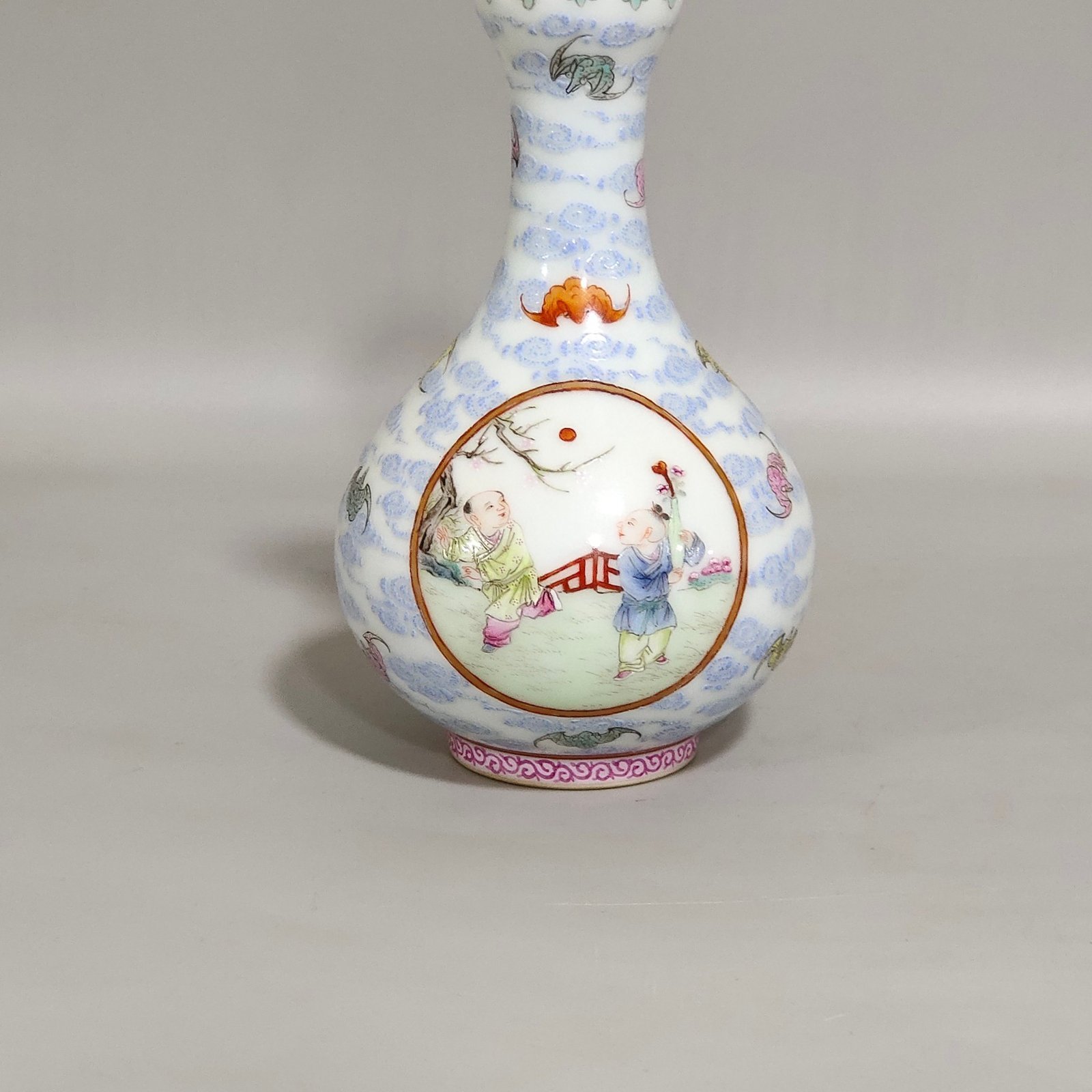 Qing Dynasty Qianlong Yunfu window boy’s garlic vase