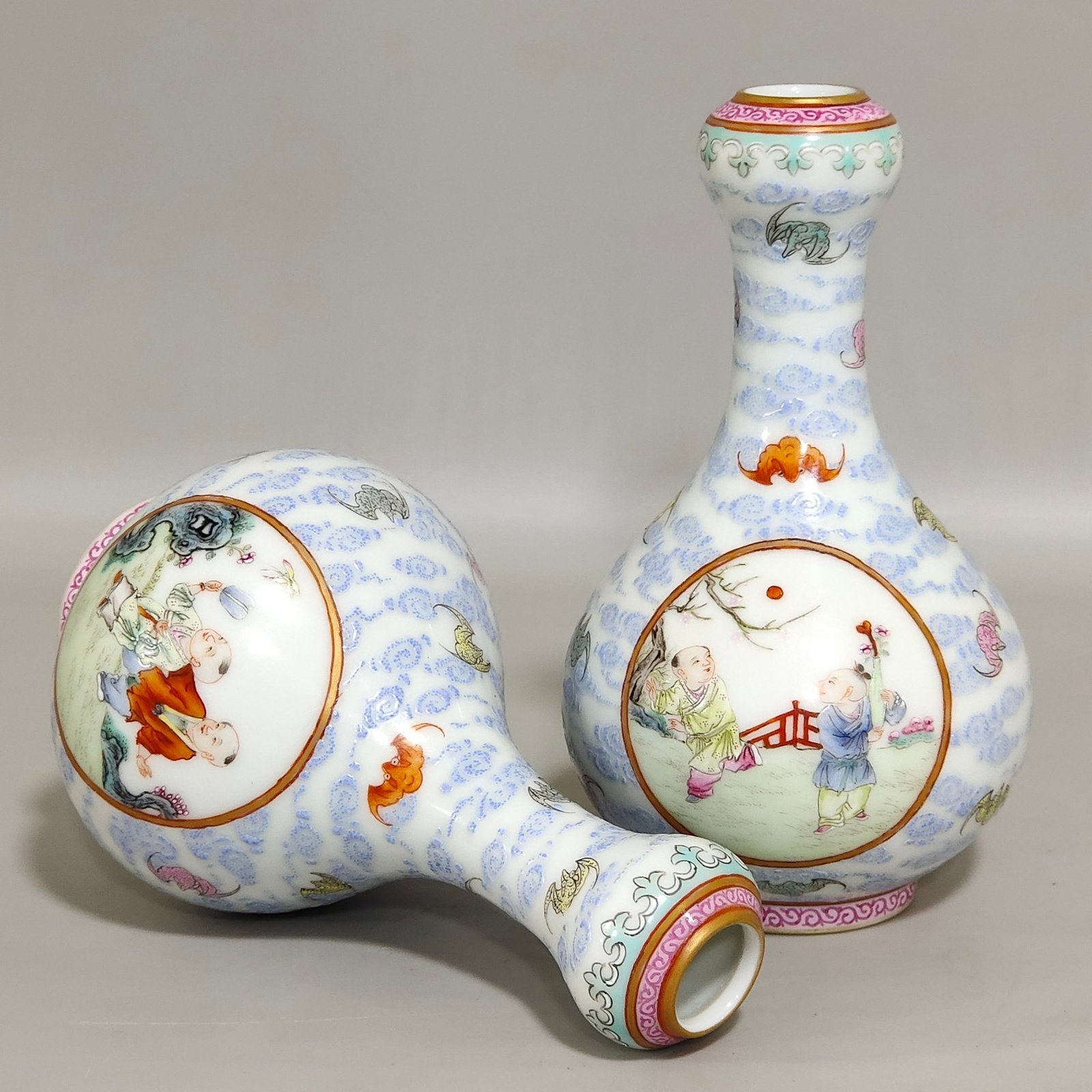 Qing Dynasty Qianlong Yunfu window boy’s garlic vase
