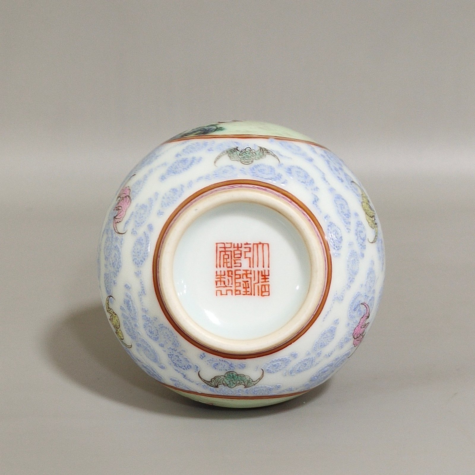 Qing Dynasty Qianlong Yunfu window boy’s garlic vase