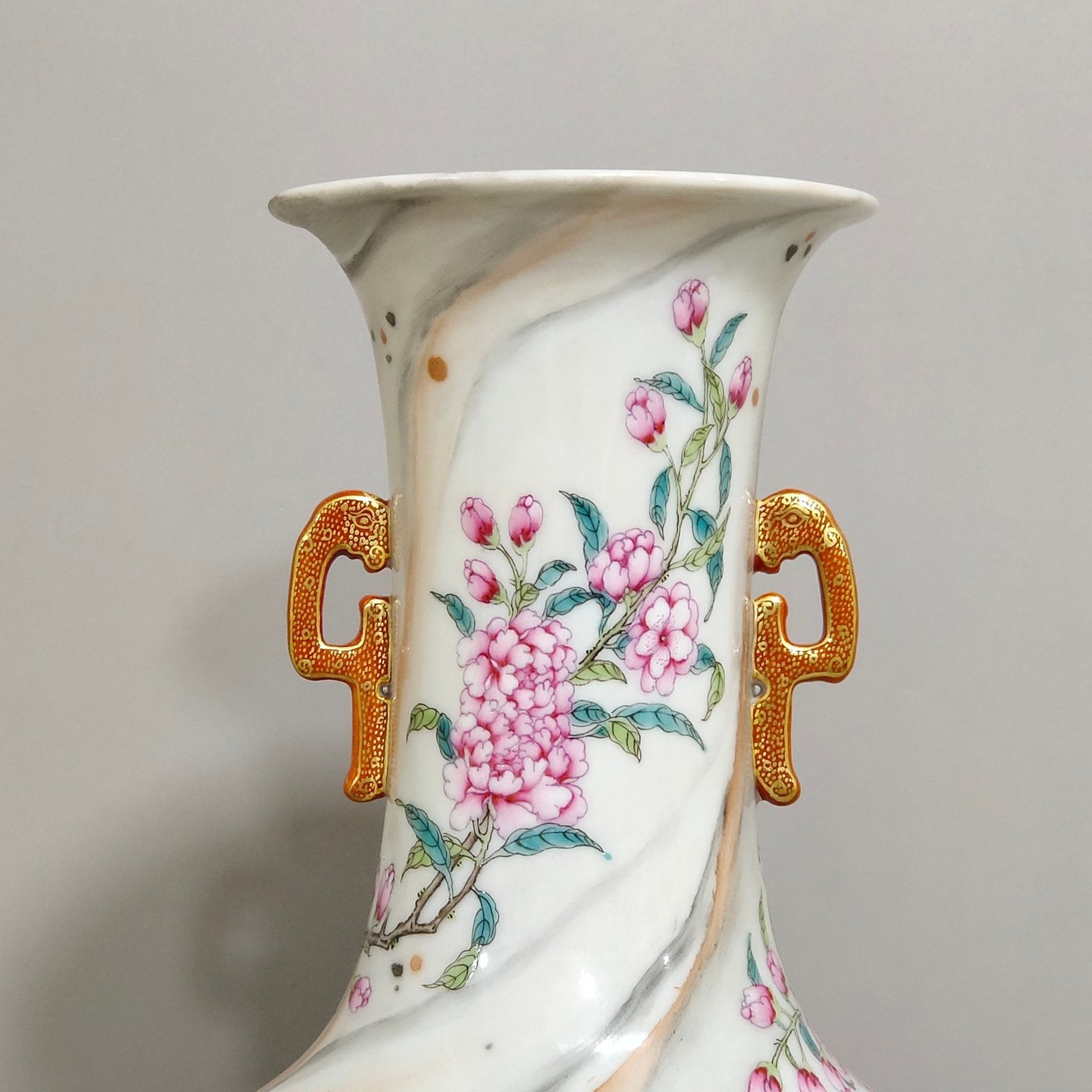 Qing Dynasty Qianlong cloud pattern amphorae
