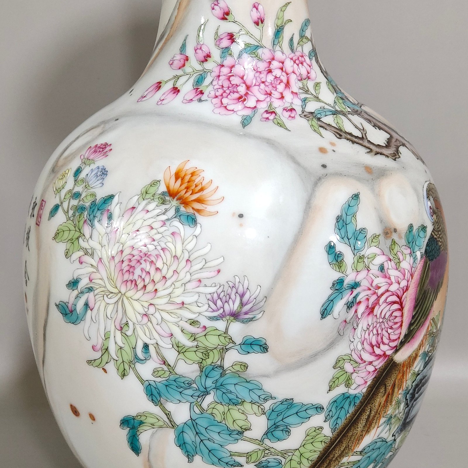 Qing Dynasty Qianlong cloud pattern amphorae