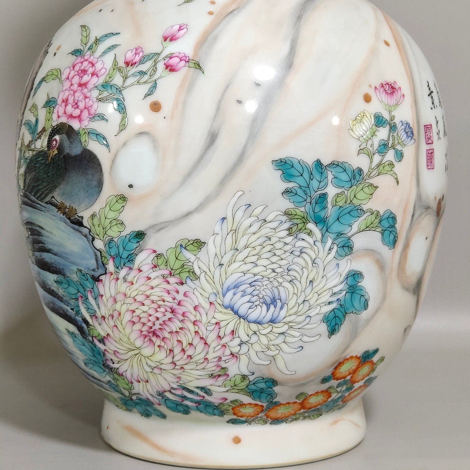 Qing Dynasty Qianlong cloud pattern amphorae