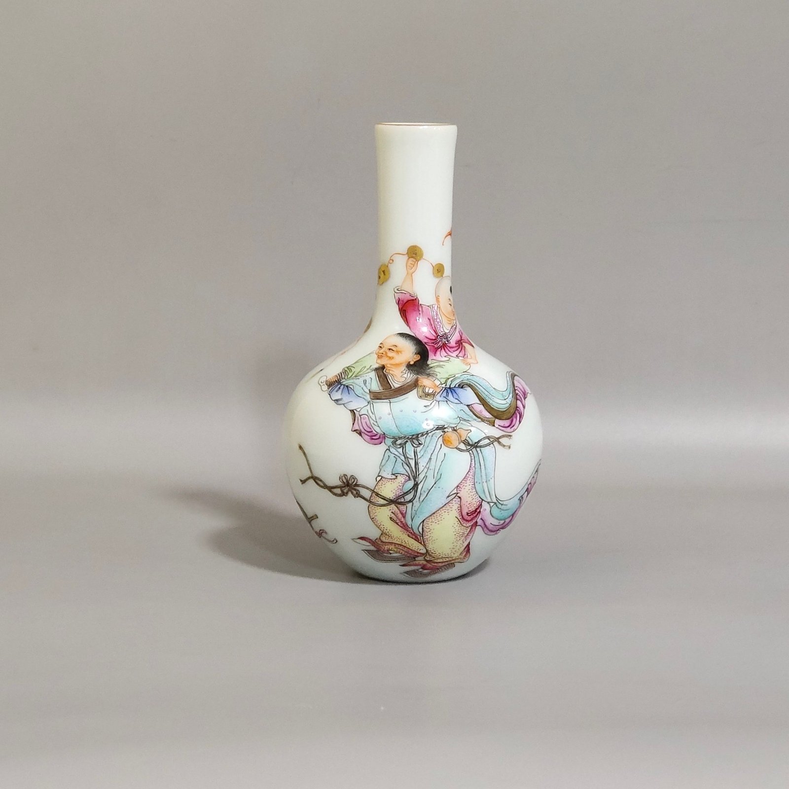 Qing Dynasty Qianlong characters and stories combined with two immortals small celestial vase
