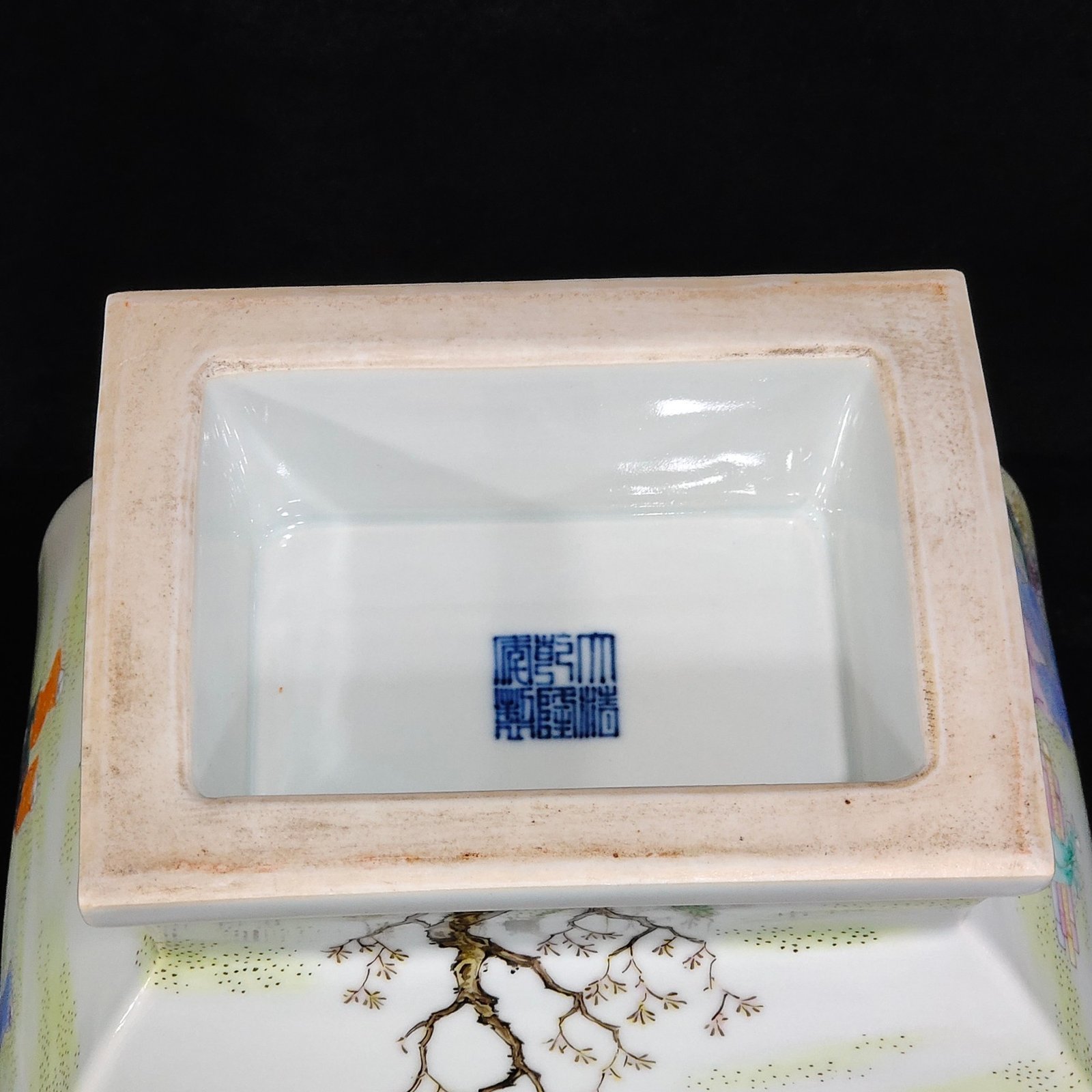 Qing Dynasty Qianlong character story square amphorae