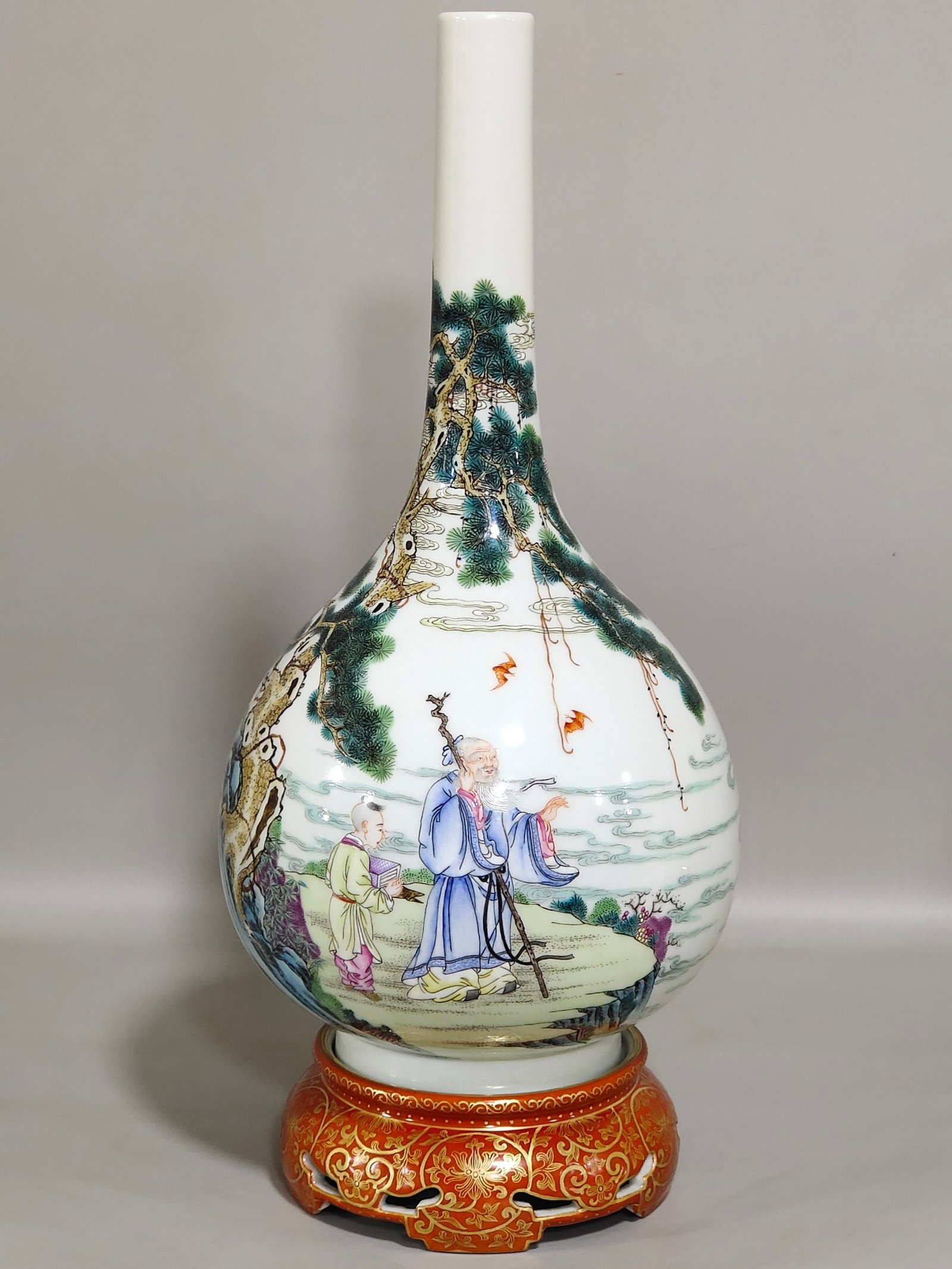 Qing Dynasty Qianlong character story flask with base