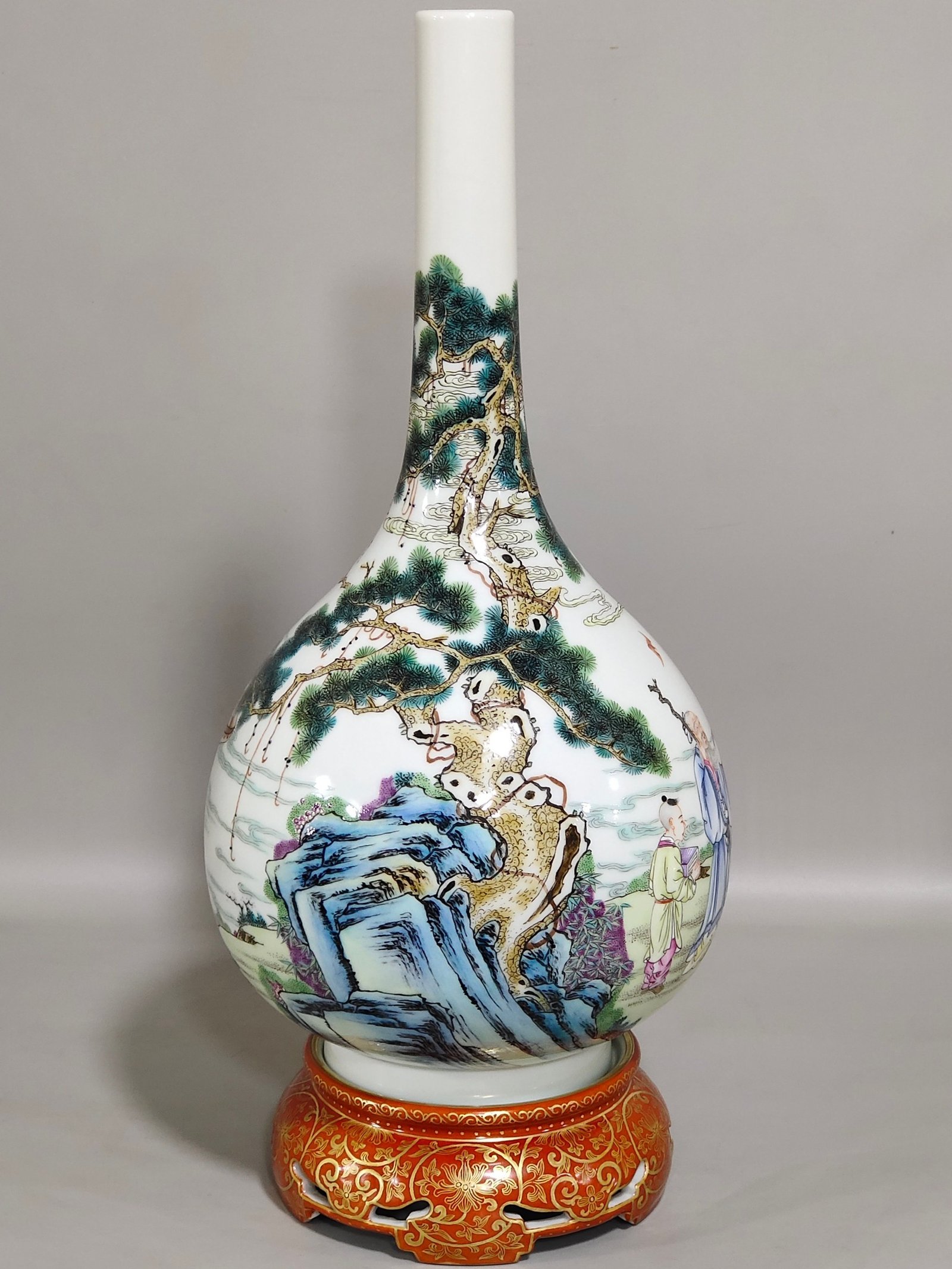 Qing Dynasty Qianlong character story flask with base