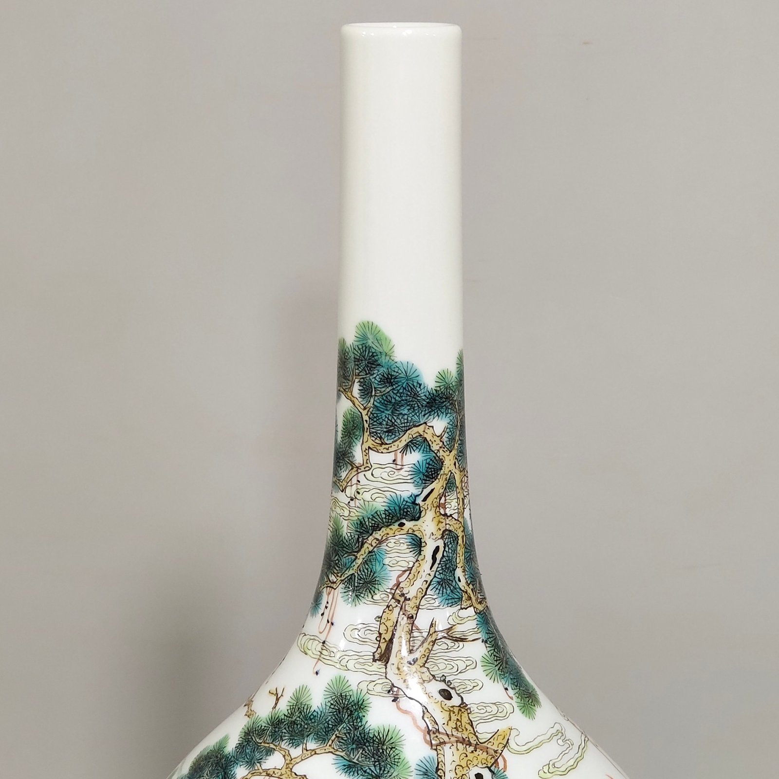 Qing Dynasty Qianlong character story flask with base