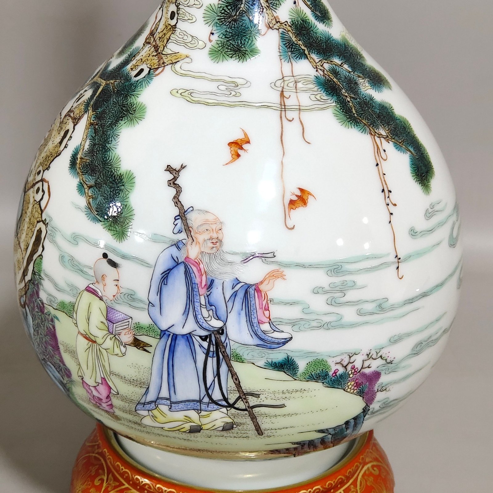 Qing Dynasty Qianlong character story flask with base