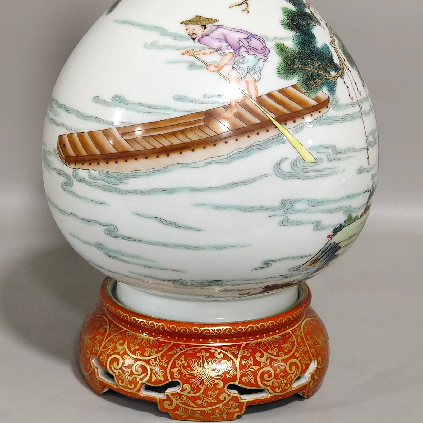 Qing Dynasty Qianlong character story flask with base