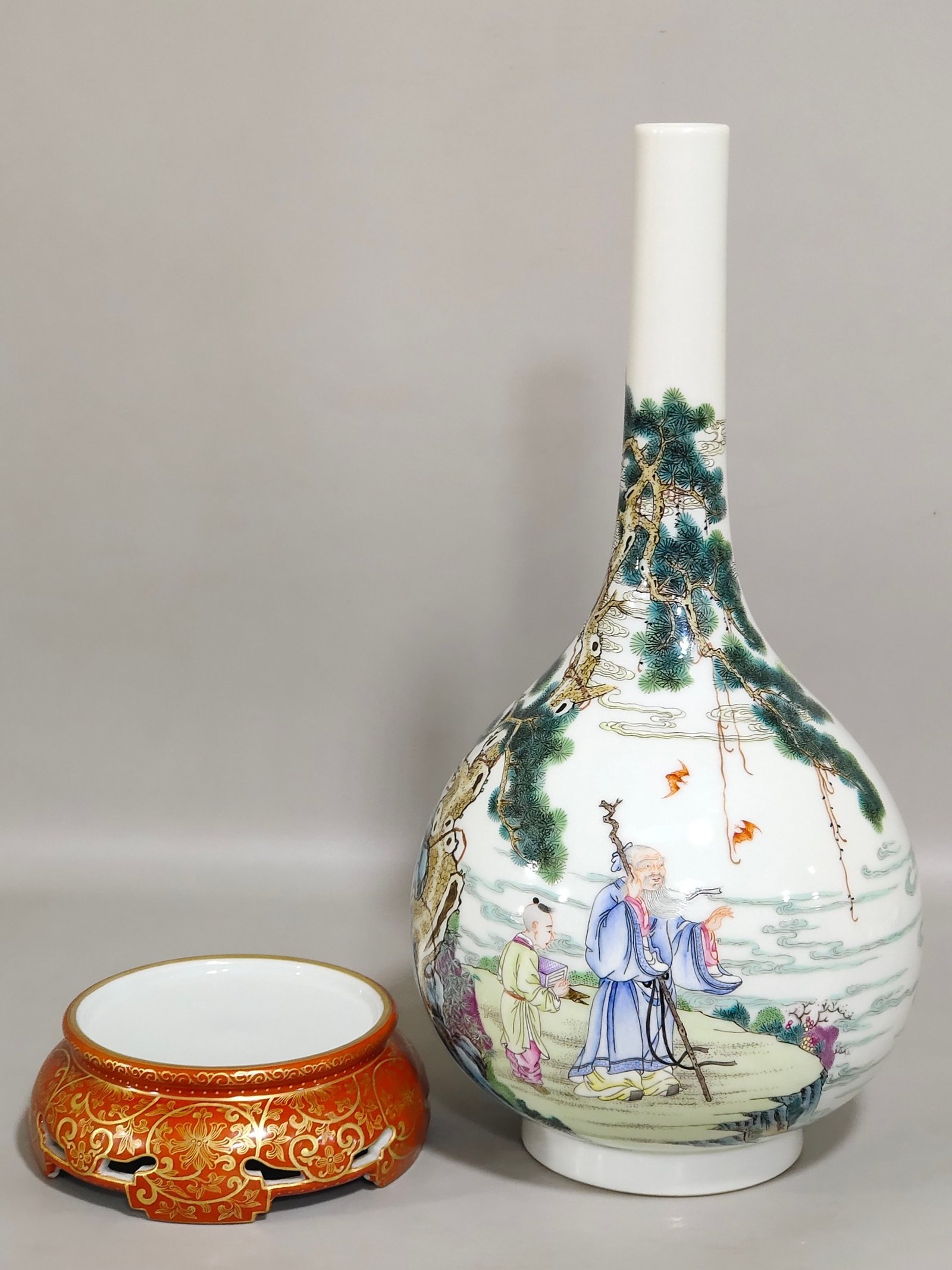 Qing Dynasty Qianlong character story flask with base