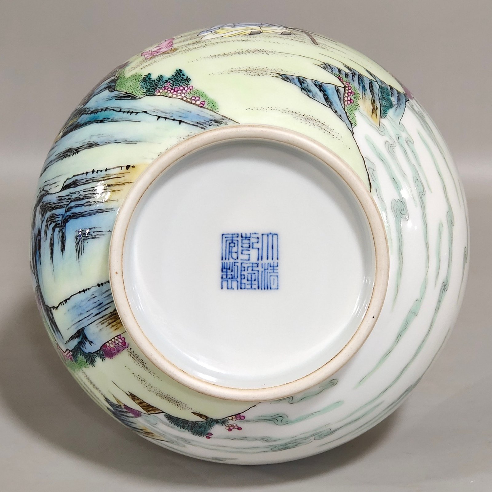 Qing Dynasty Qianlong character story flask with base