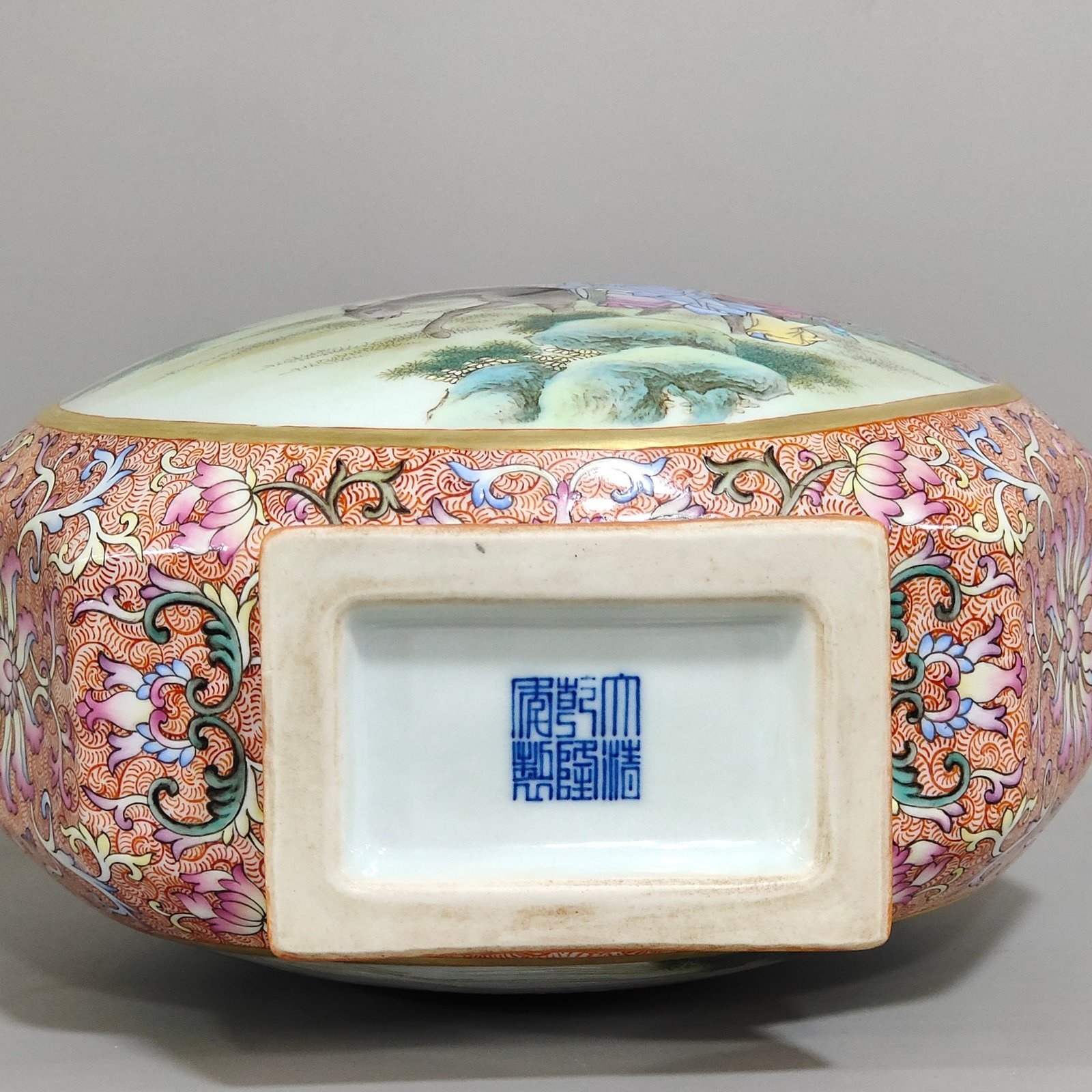 Qing Dynasty Qianlong a window-opening vase