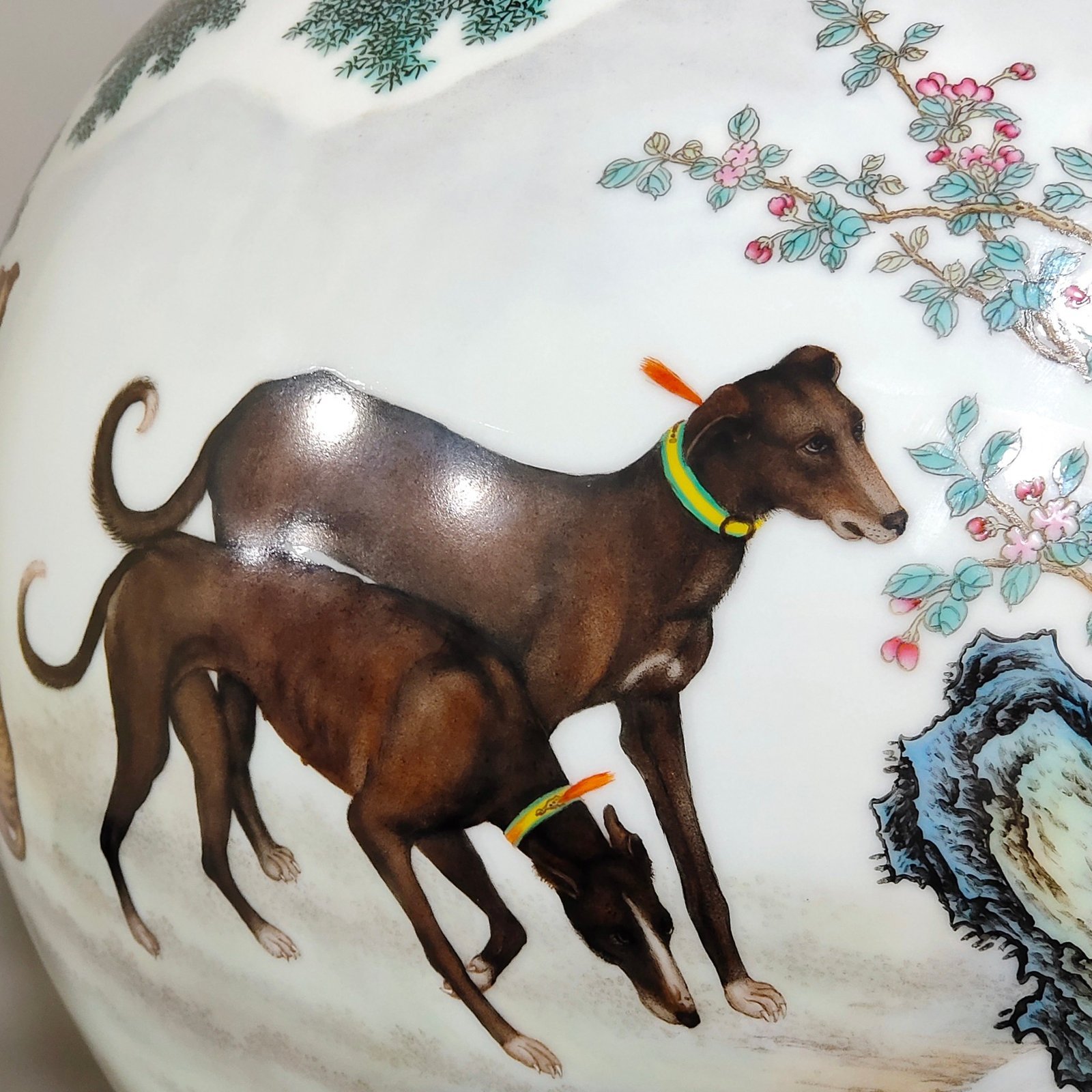Qing Dynasty Qianlong Gu Yuexuan perfect celestial sphere vase