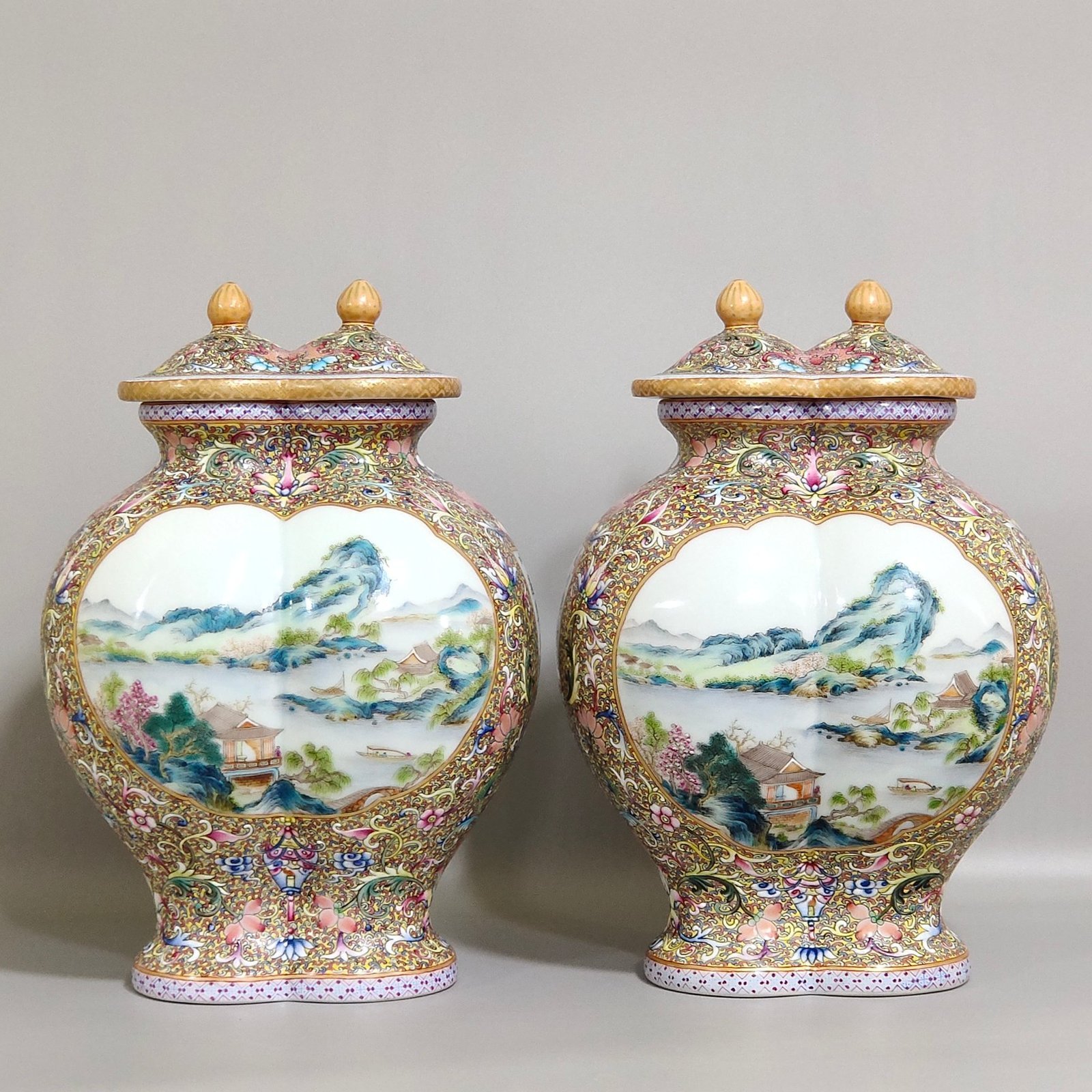Qing Dynasty Qianlong Gu Yuexuan window landscape twin conjoined bottles