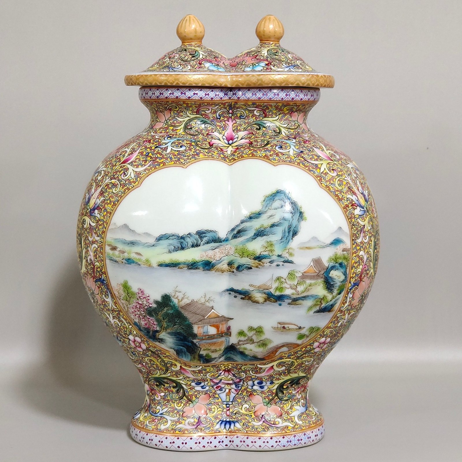 Qing Dynasty Qianlong Gu Yuexuan window landscape twin conjoined bottles