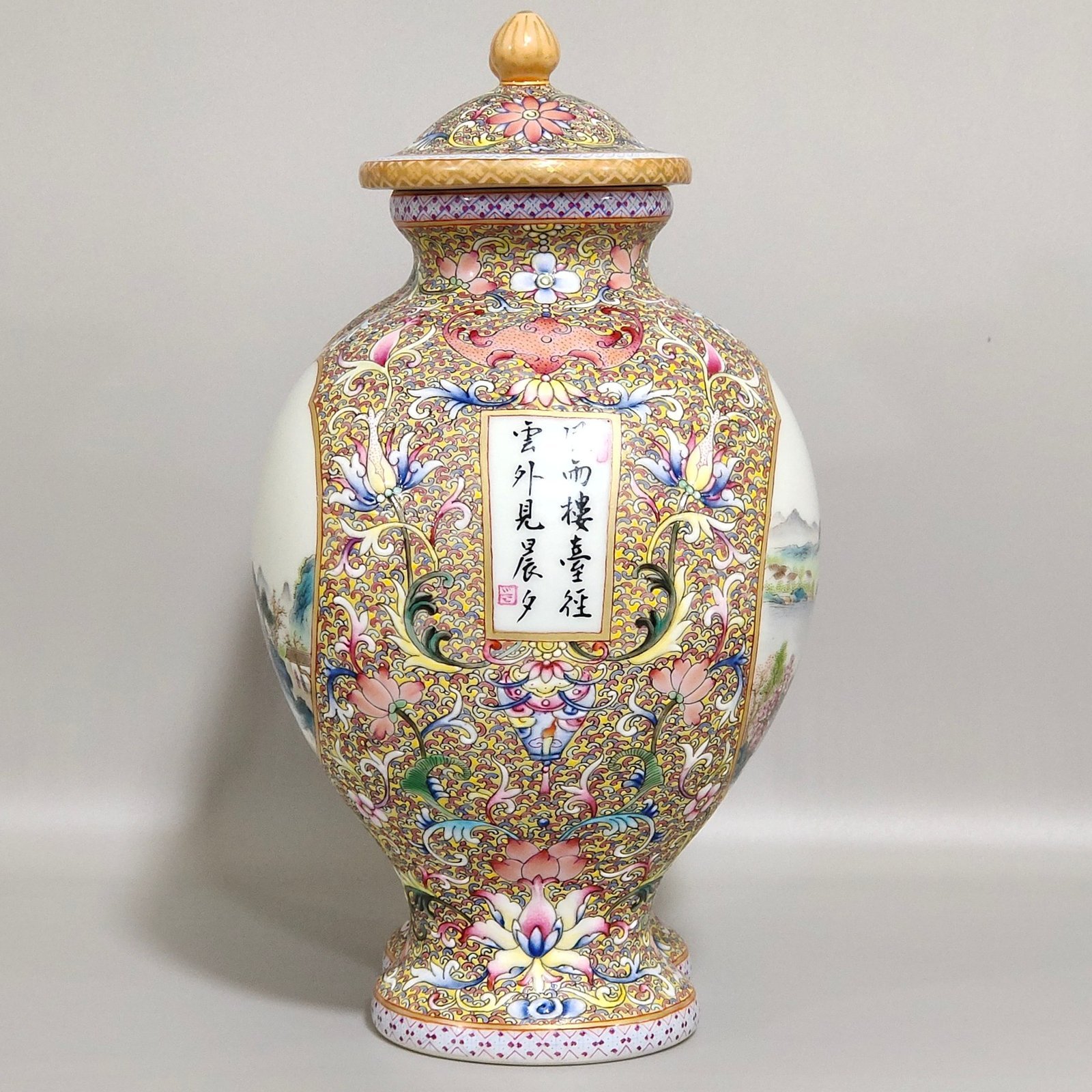 Qing Dynasty Qianlong Gu Yuexuan window landscape twin conjoined bottles