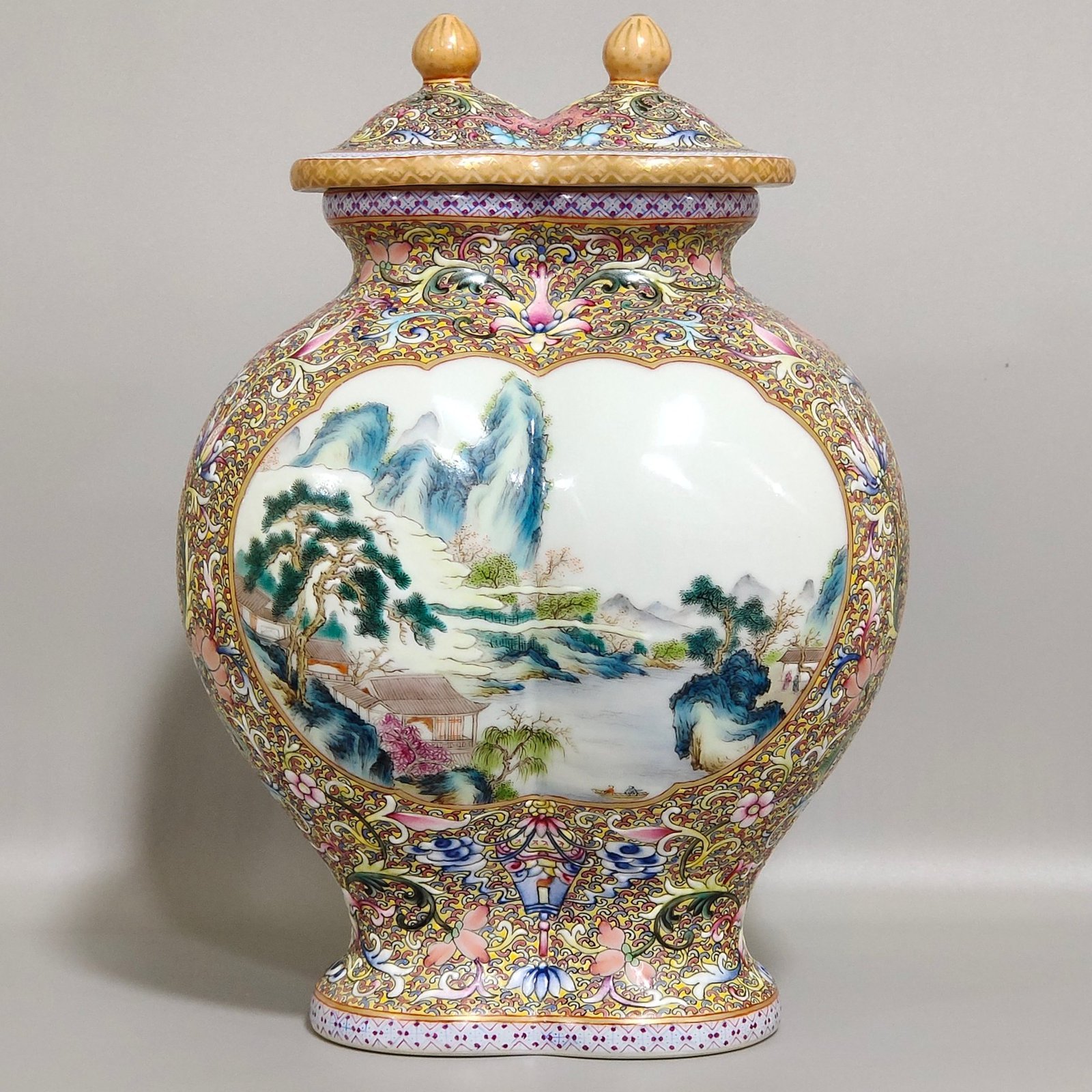 Qing Dynasty Qianlong Gu Yuexuan window landscape twin conjoined bottles