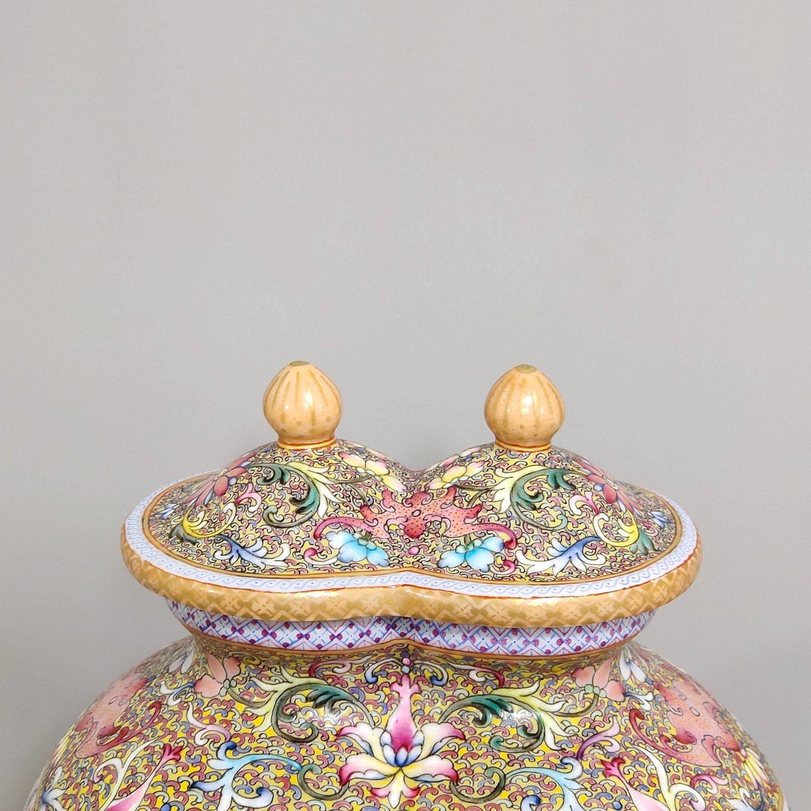 Qing Dynasty Qianlong Gu Yuexuan window landscape twin conjoined bottles
