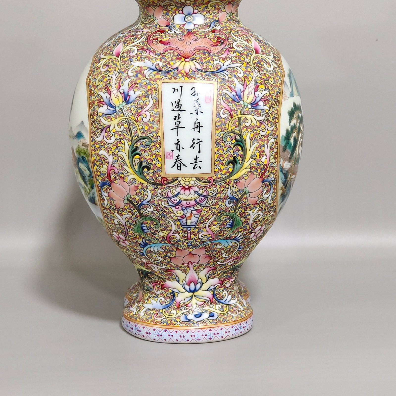 Qing Dynasty Qianlong Gu Yuexuan window landscape twin conjoined bottles