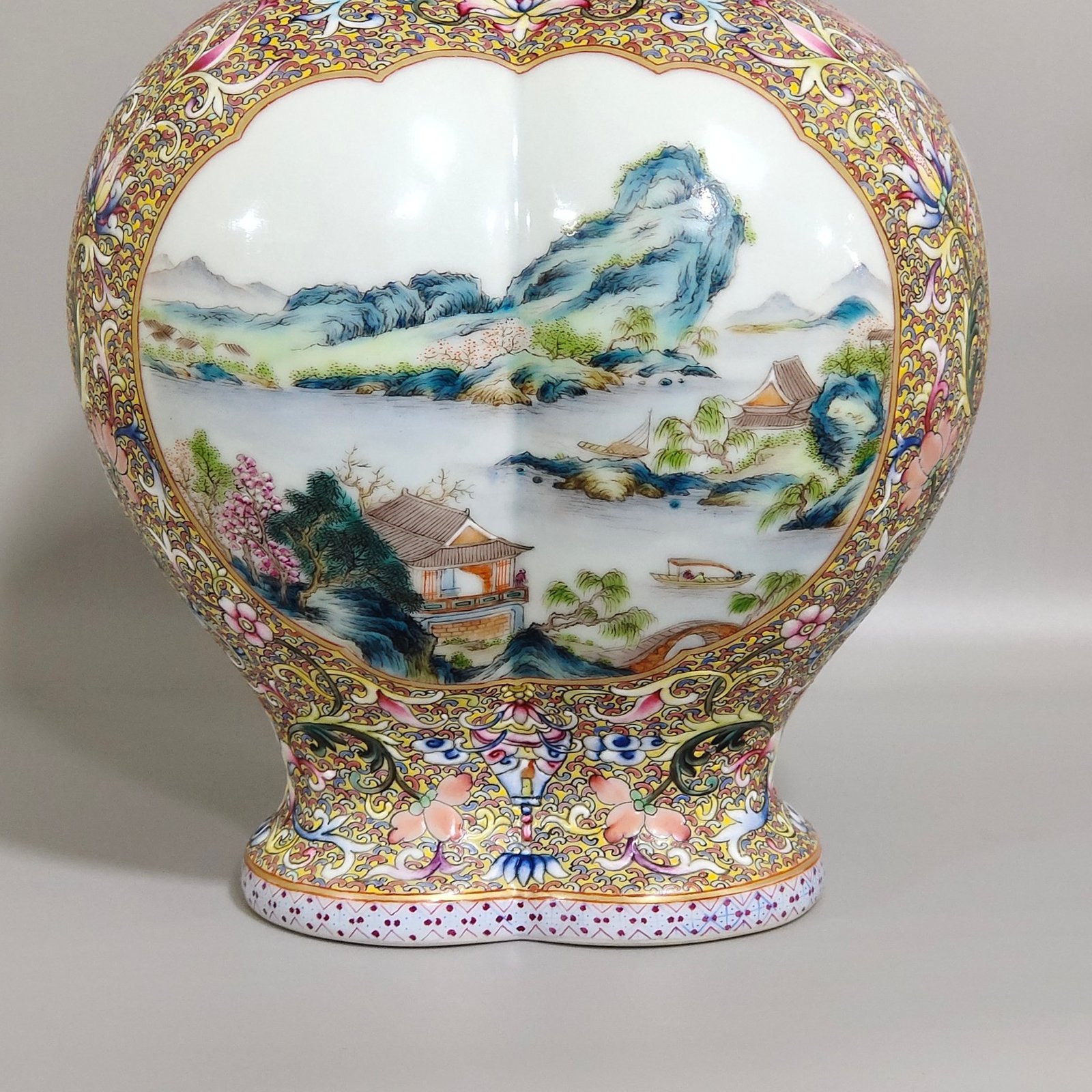 Qing Dynasty Qianlong Gu Yuexuan window landscape twin conjoined bottles