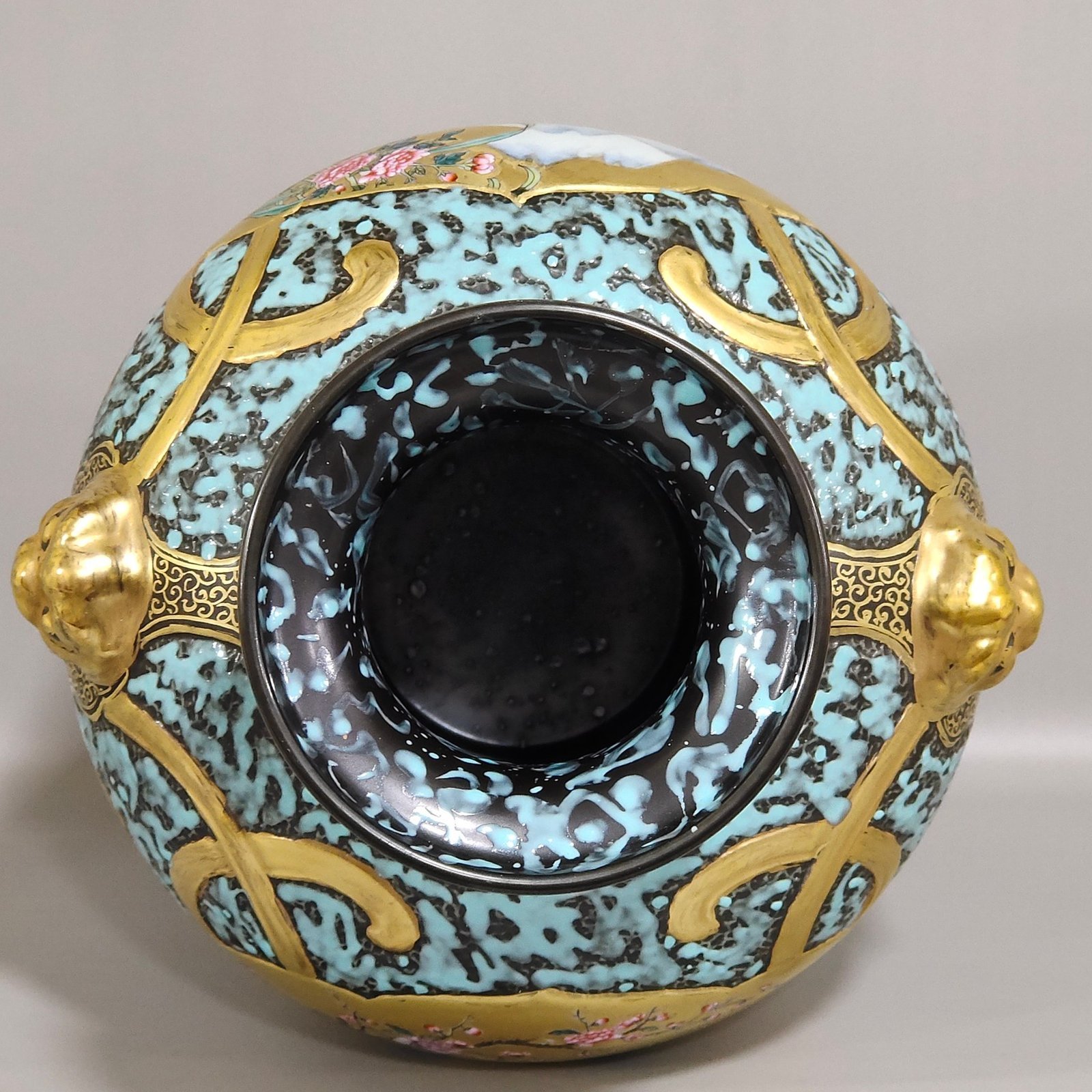 Qing Dynasty Qianlong bronze color embossed gold window amphora