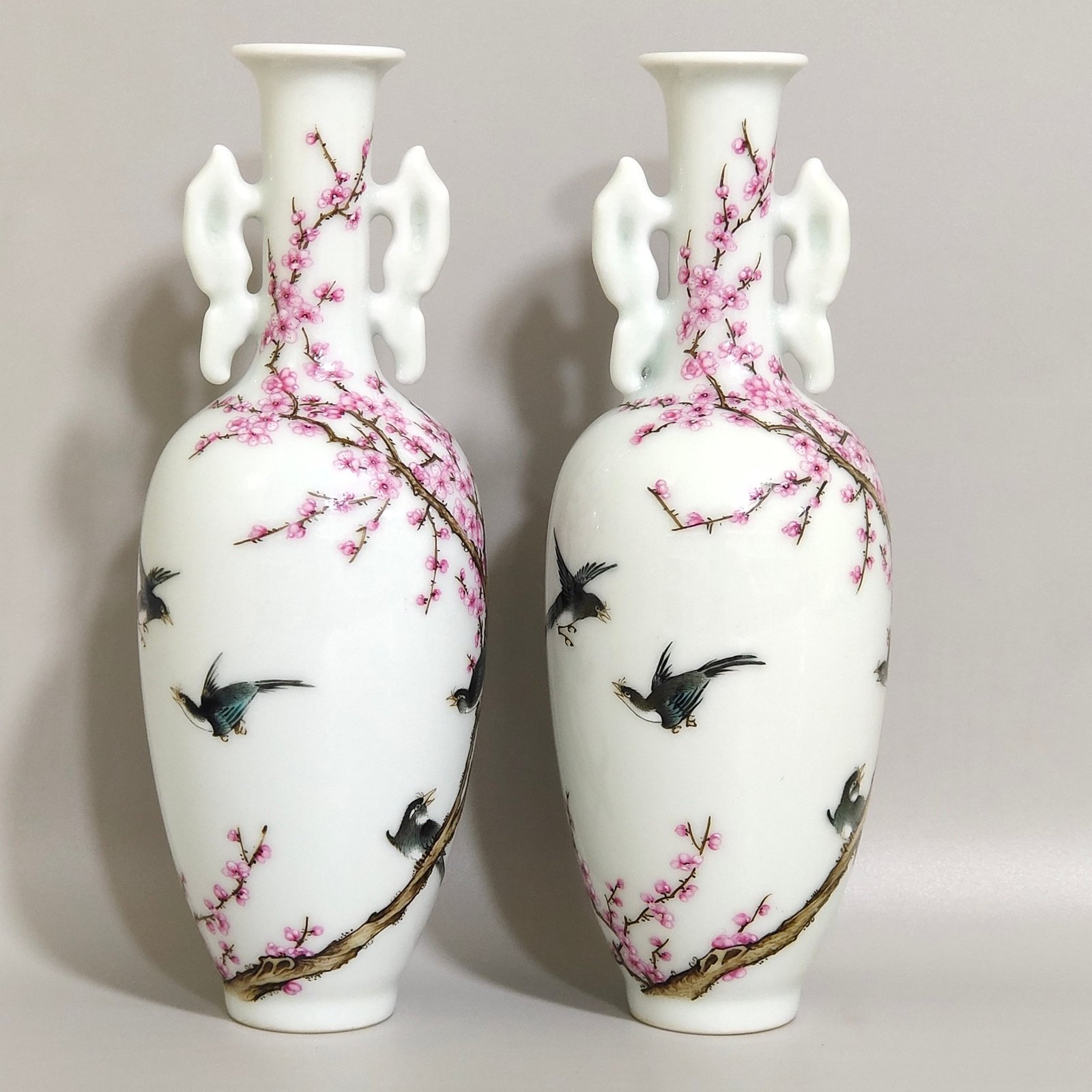 Qing Dynasty Qianlong Xishangmeibiao amphorae vial
