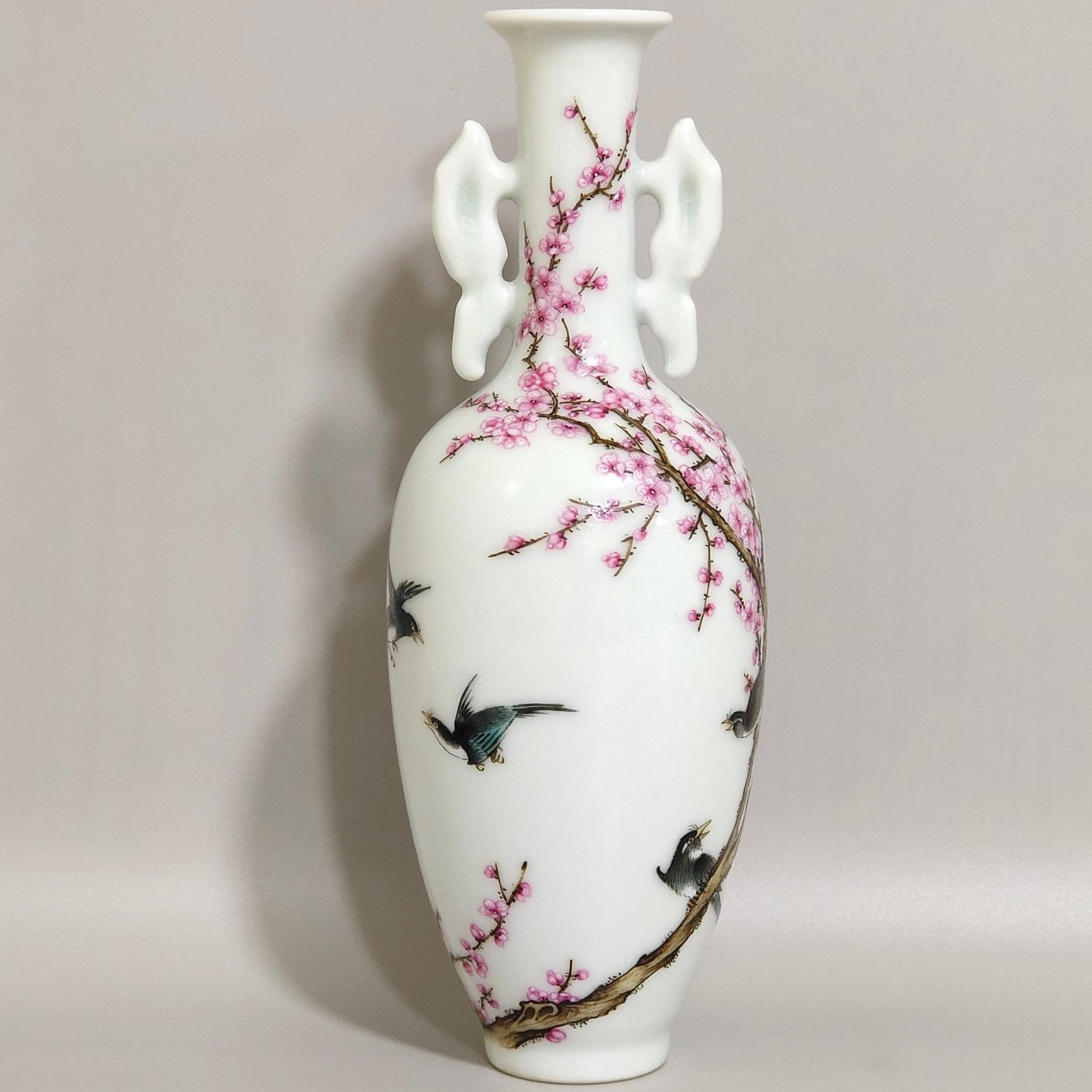 Qing Dynasty Qianlong Xishangmeibiao amphorae vial