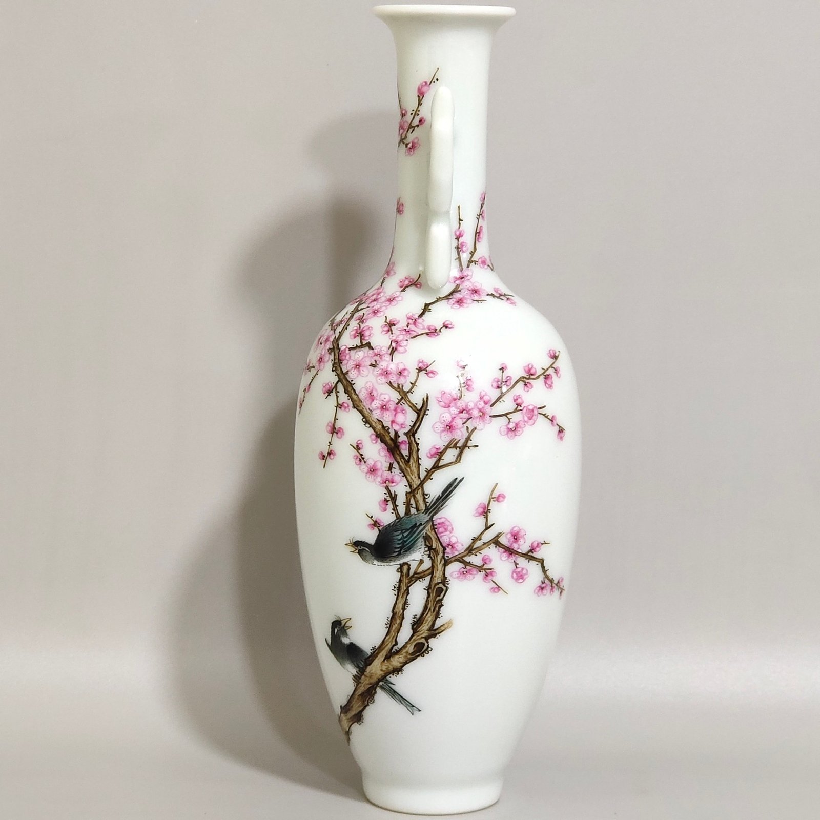 Qing Dynasty Qianlong Xishangmeibiao amphorae vial