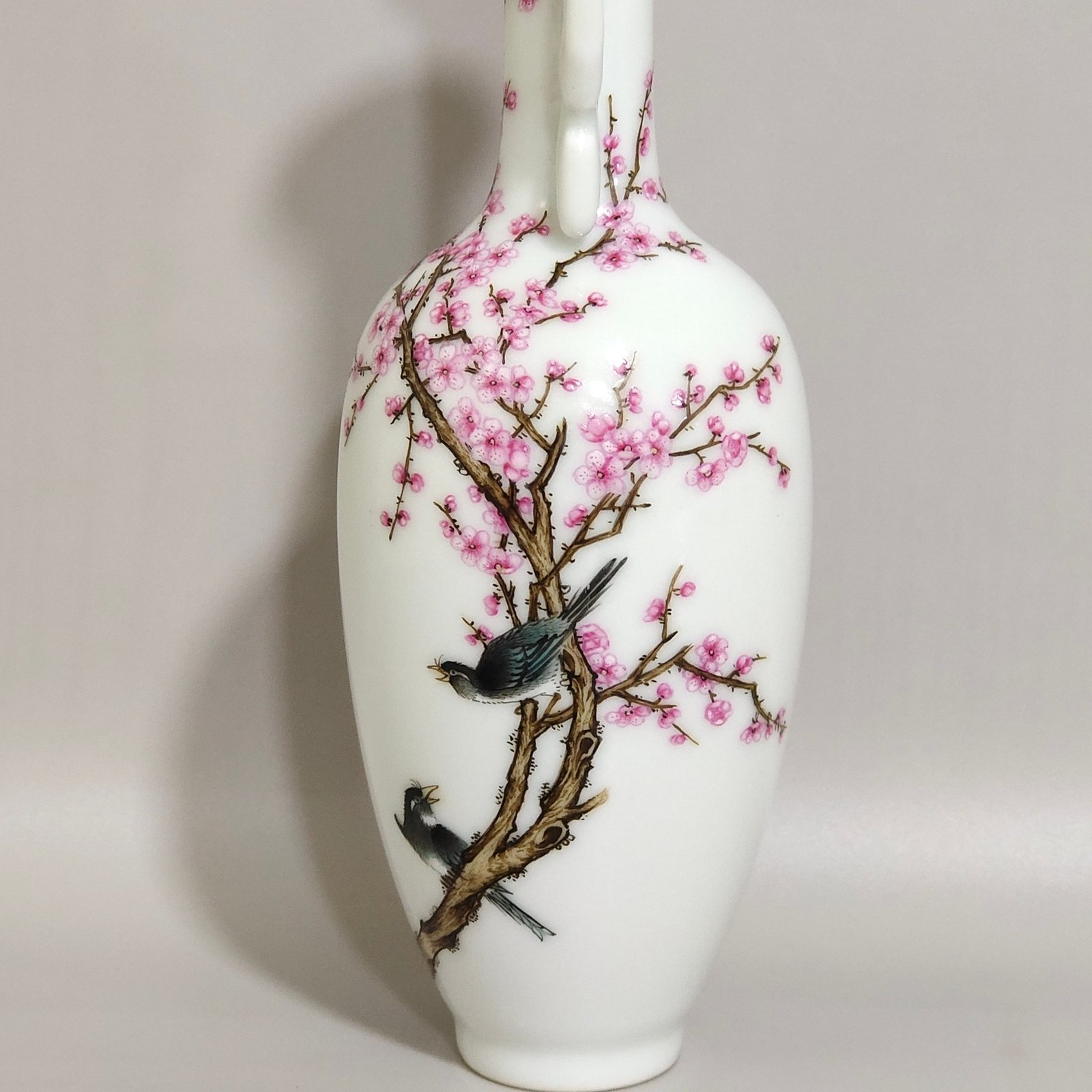Qing Dynasty Qianlong Xishangmeibiao amphorae vial