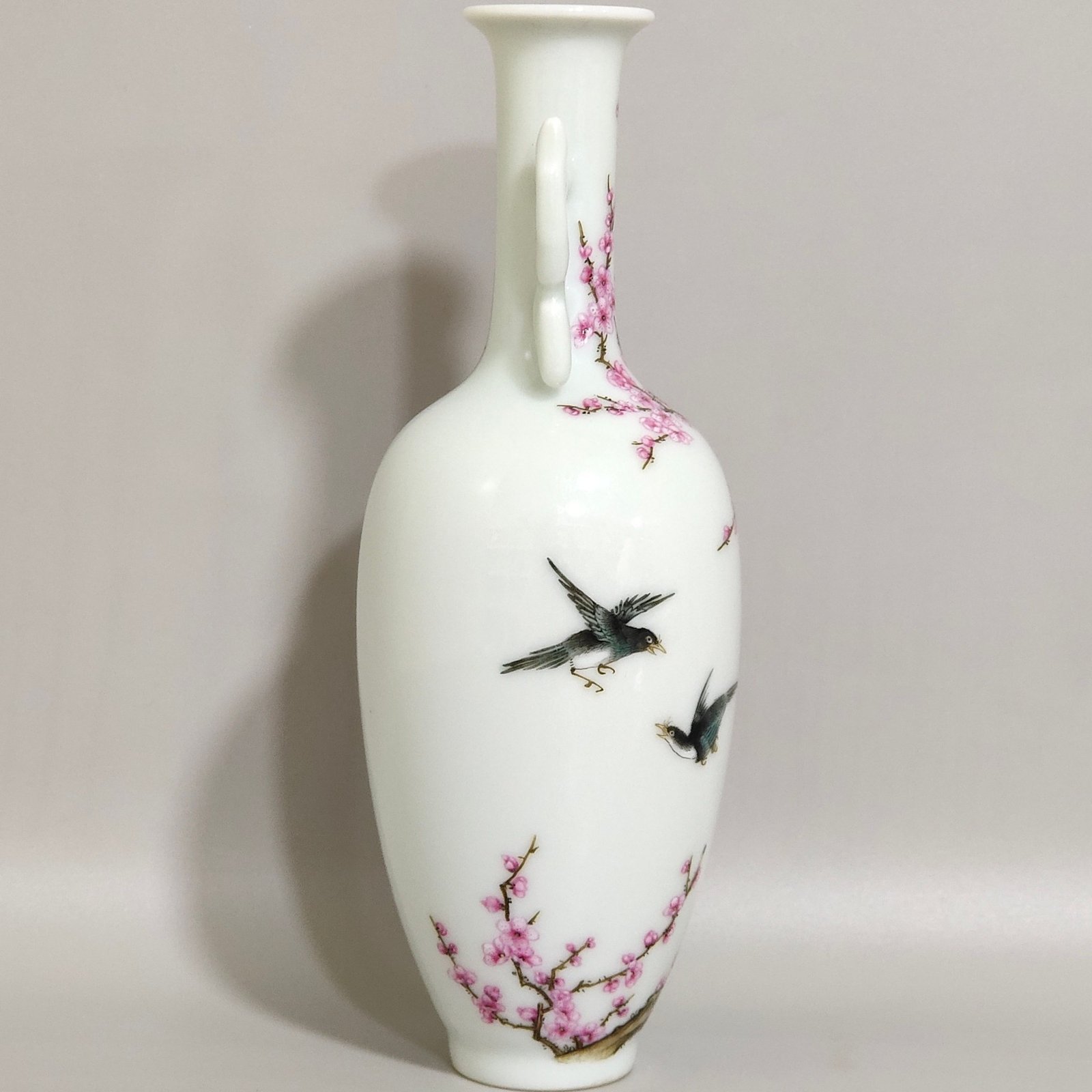 Qing Dynasty Qianlong Xishangmeibiao amphorae vial