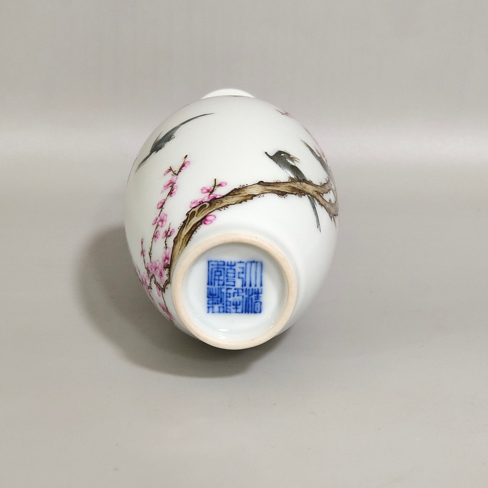 Qing Dynasty Qianlong Xishangmeibiao amphorae vial