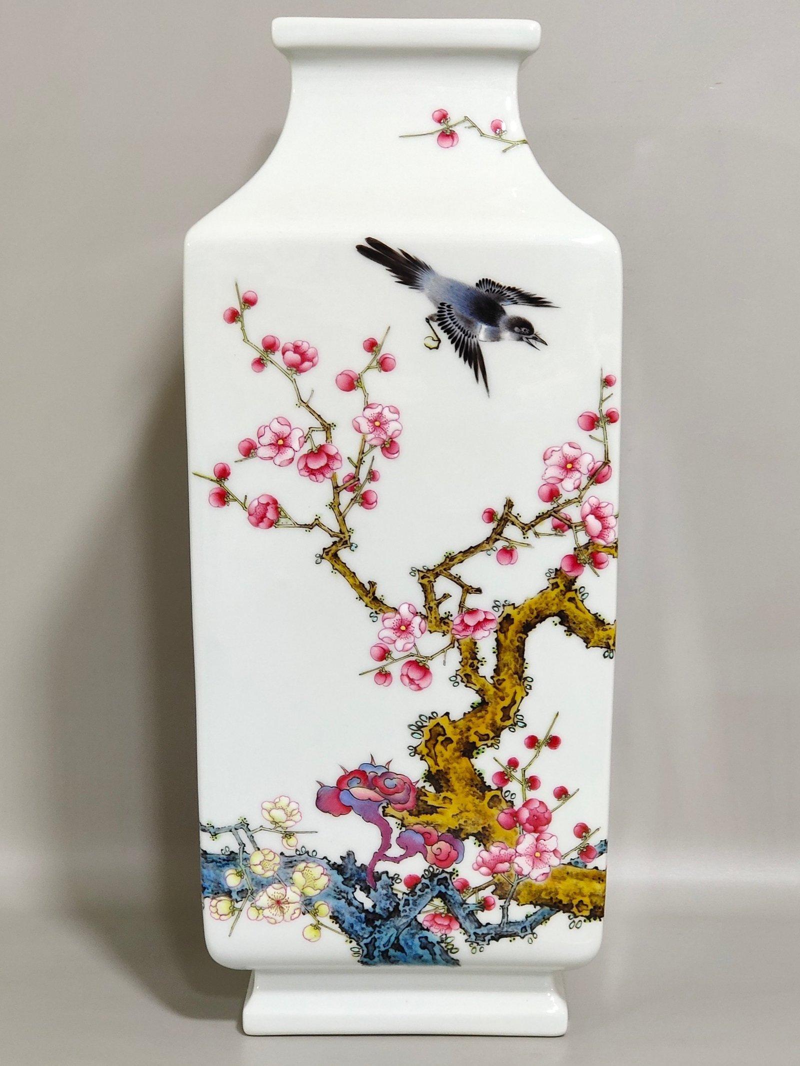 Qing Dynasty Qianlong a square vase with a poem inscribed on his eyebrows
