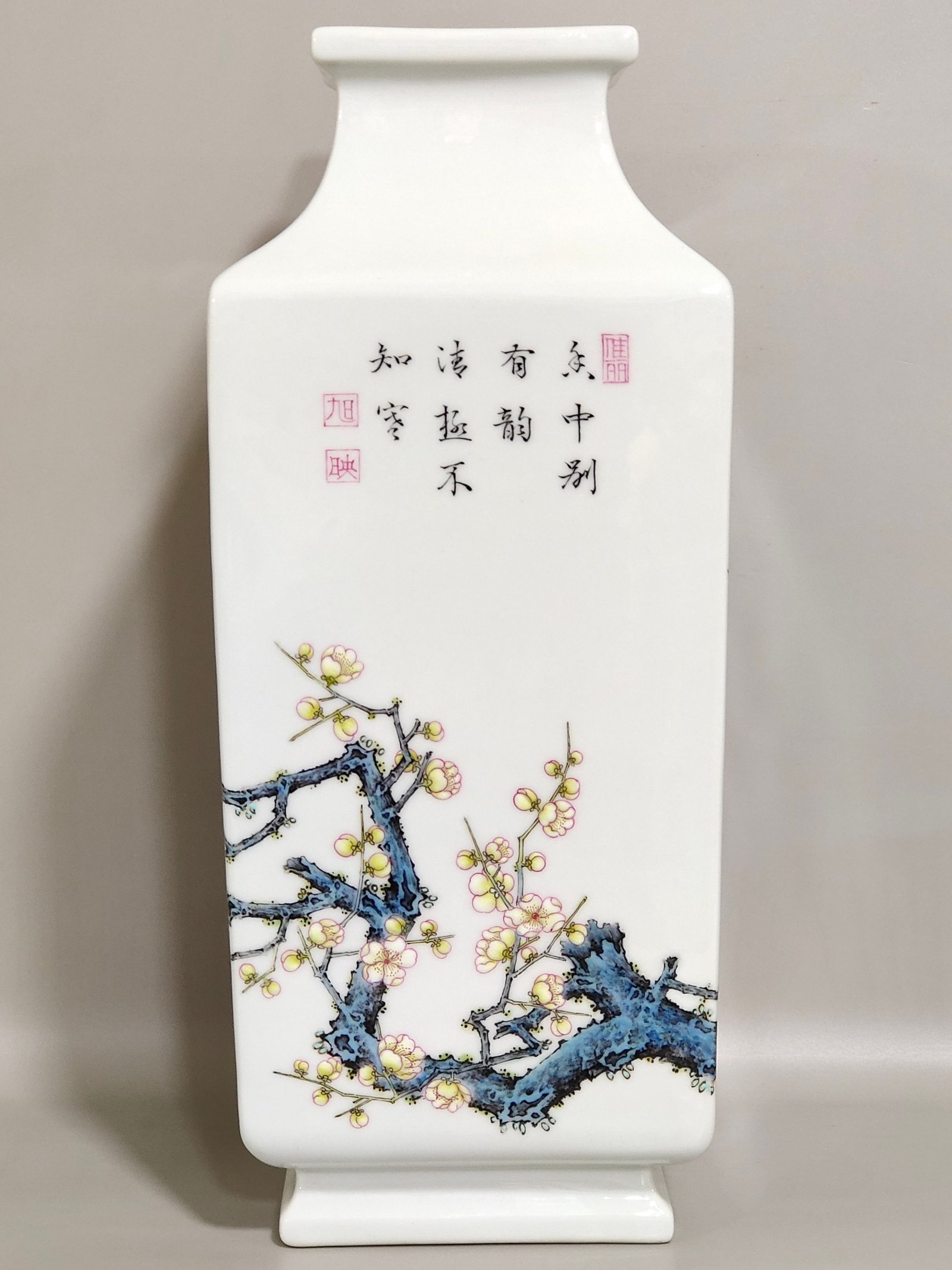 Qing Dynasty Qianlong a square vase with a poem inscribed on his eyebrows