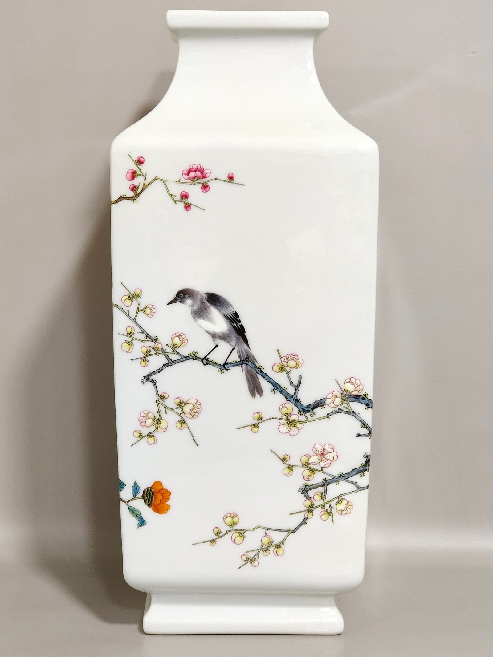 Qing Dynasty Qianlong a square vase with a poem inscribed on his eyebrows