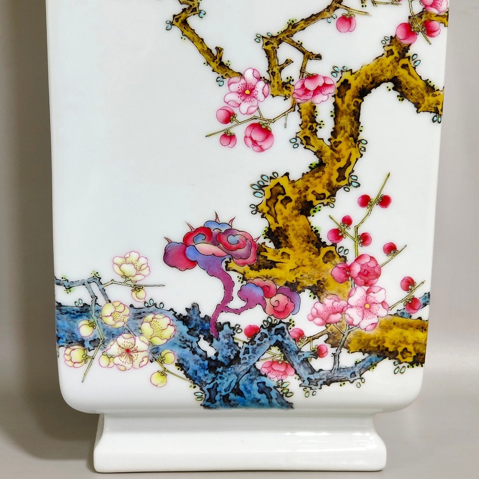 Qing Dynasty Qianlong a square vase with a poem inscribed on his eyebrows