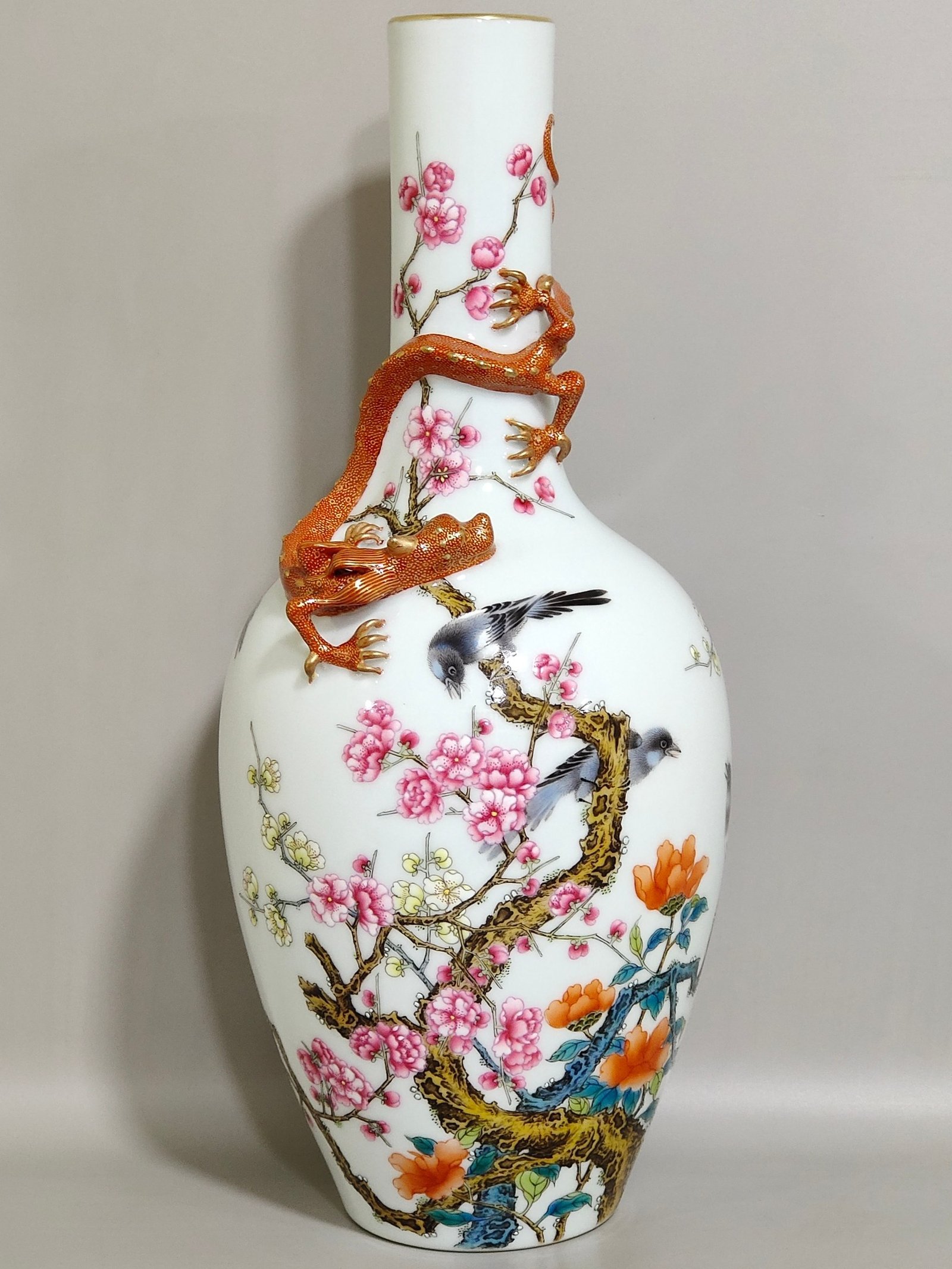 Qing Dynasty Qianlong was very happy and inscribed a poem on the Panlong vase