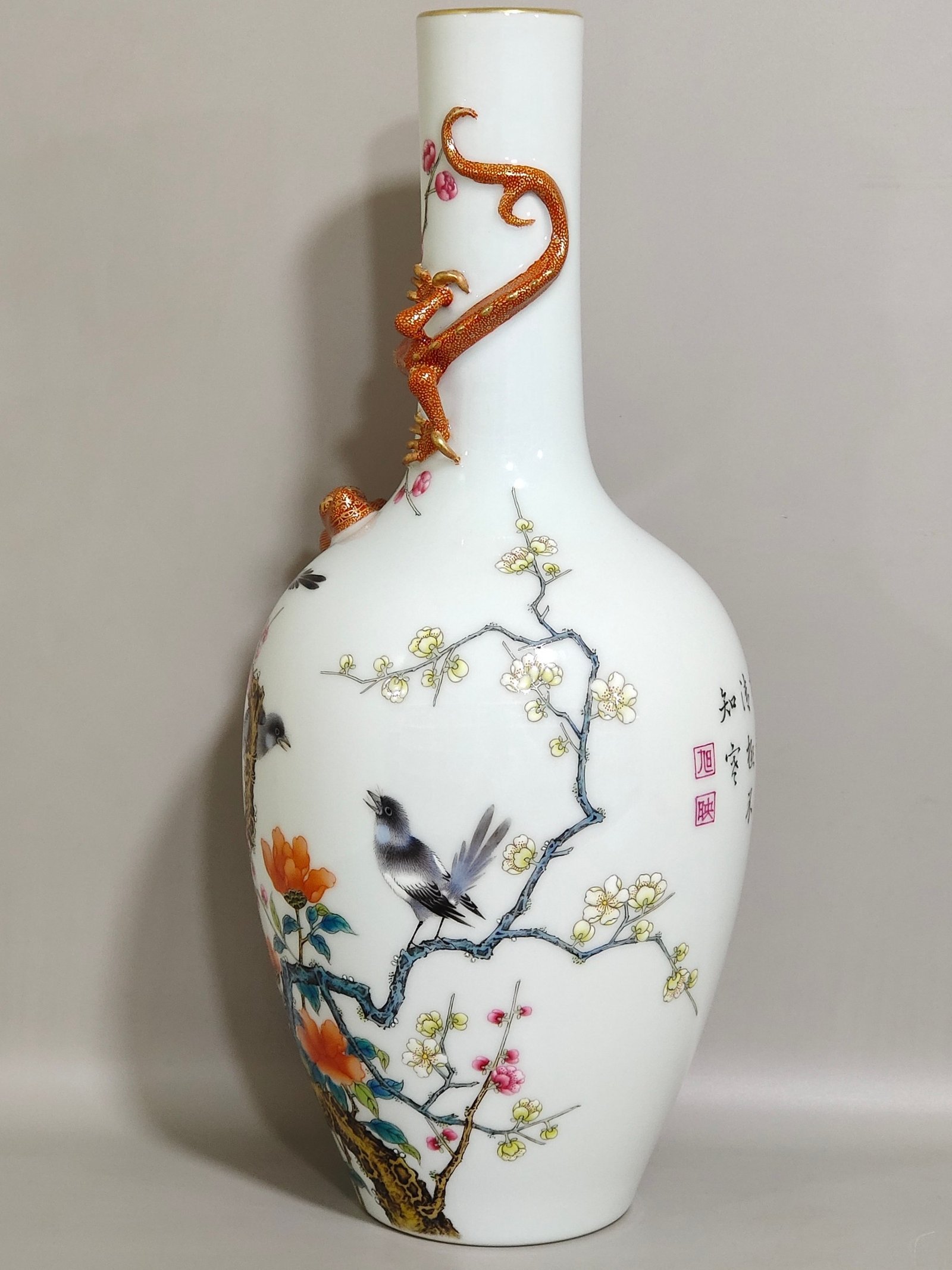 Qing Dynasty Qianlong was very happy and inscribed a poem on the Panlong vase
