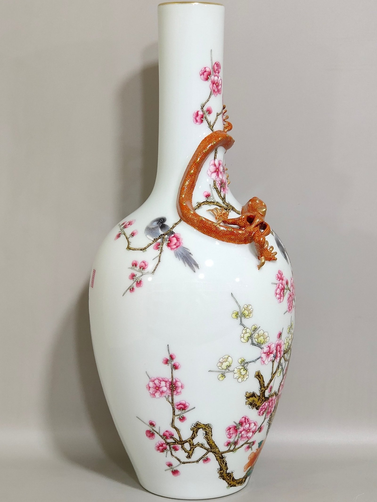 Qing Dynasty Qianlong was very happy and inscribed a poem on the Panlong vase