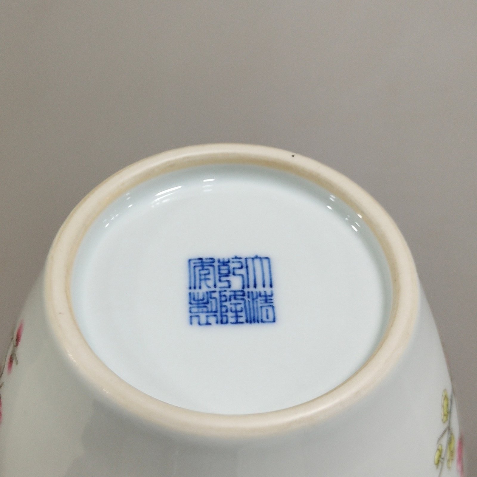 Qing Dynasty Qianlong was very happy and inscribed a poem on the Panlong vase