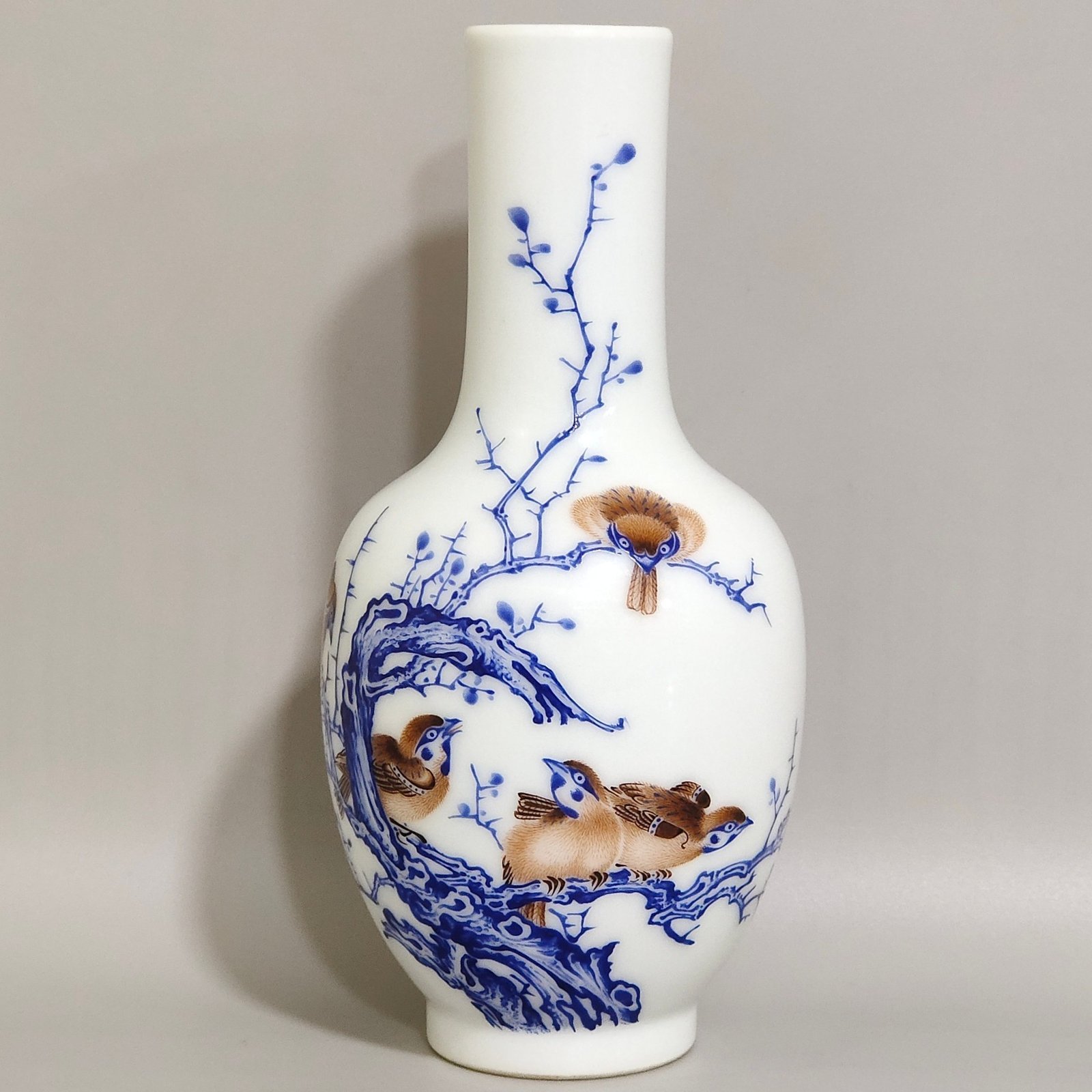 Qing Dynasty Qianlong A sparrow-inscribed vase