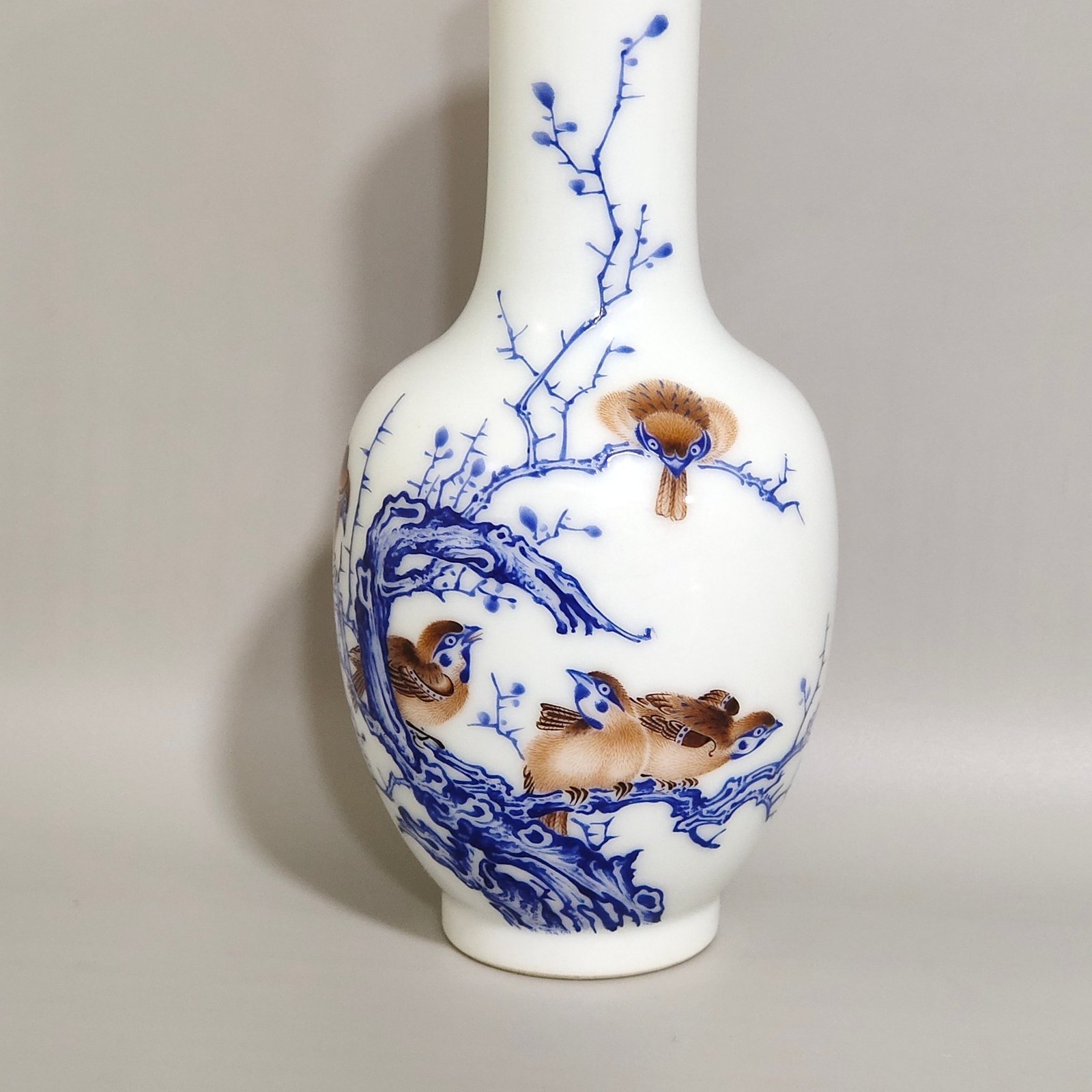 Qing Dynasty Qianlong A sparrow-inscribed vase
