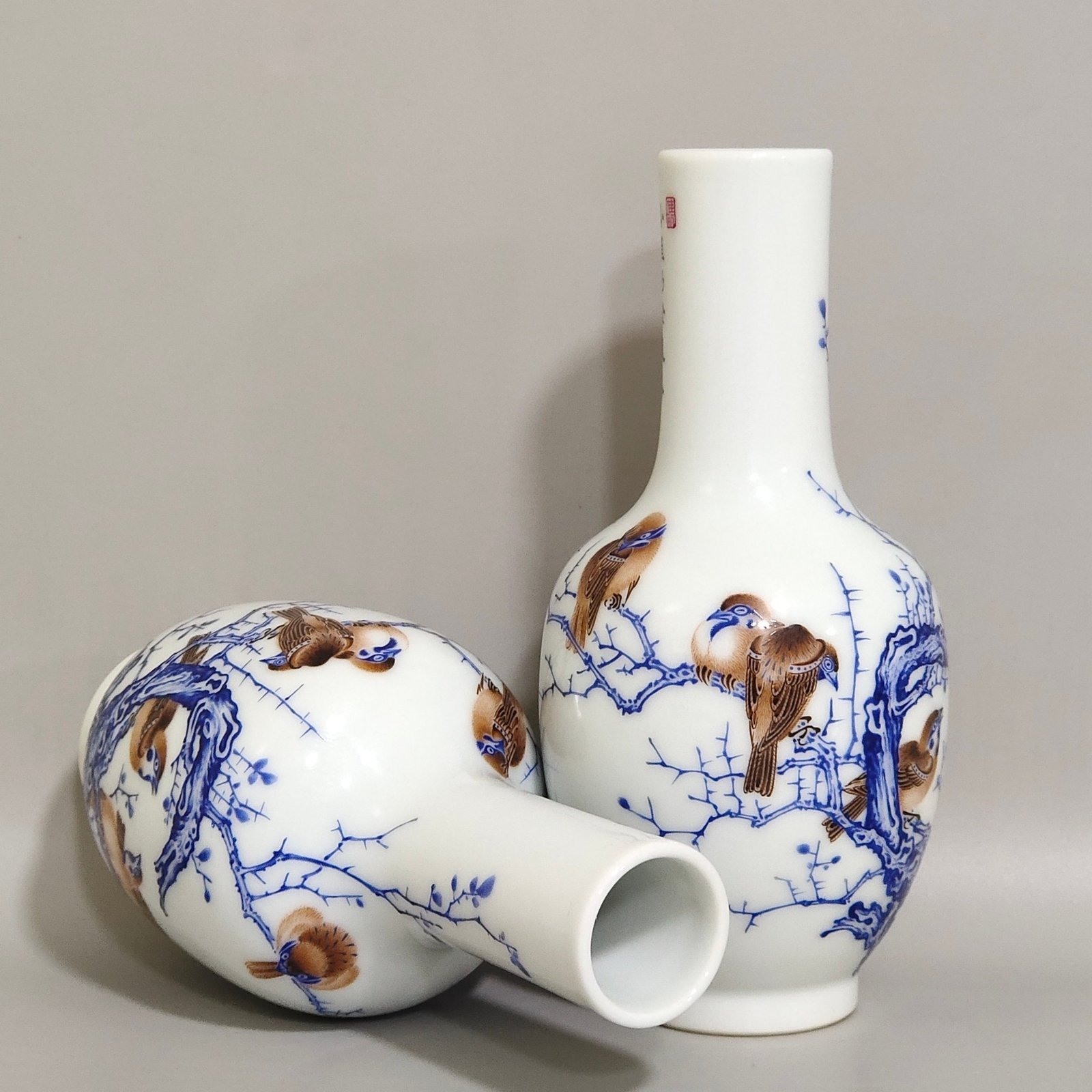 Qing Dynasty Qianlong A sparrow-inscribed vase