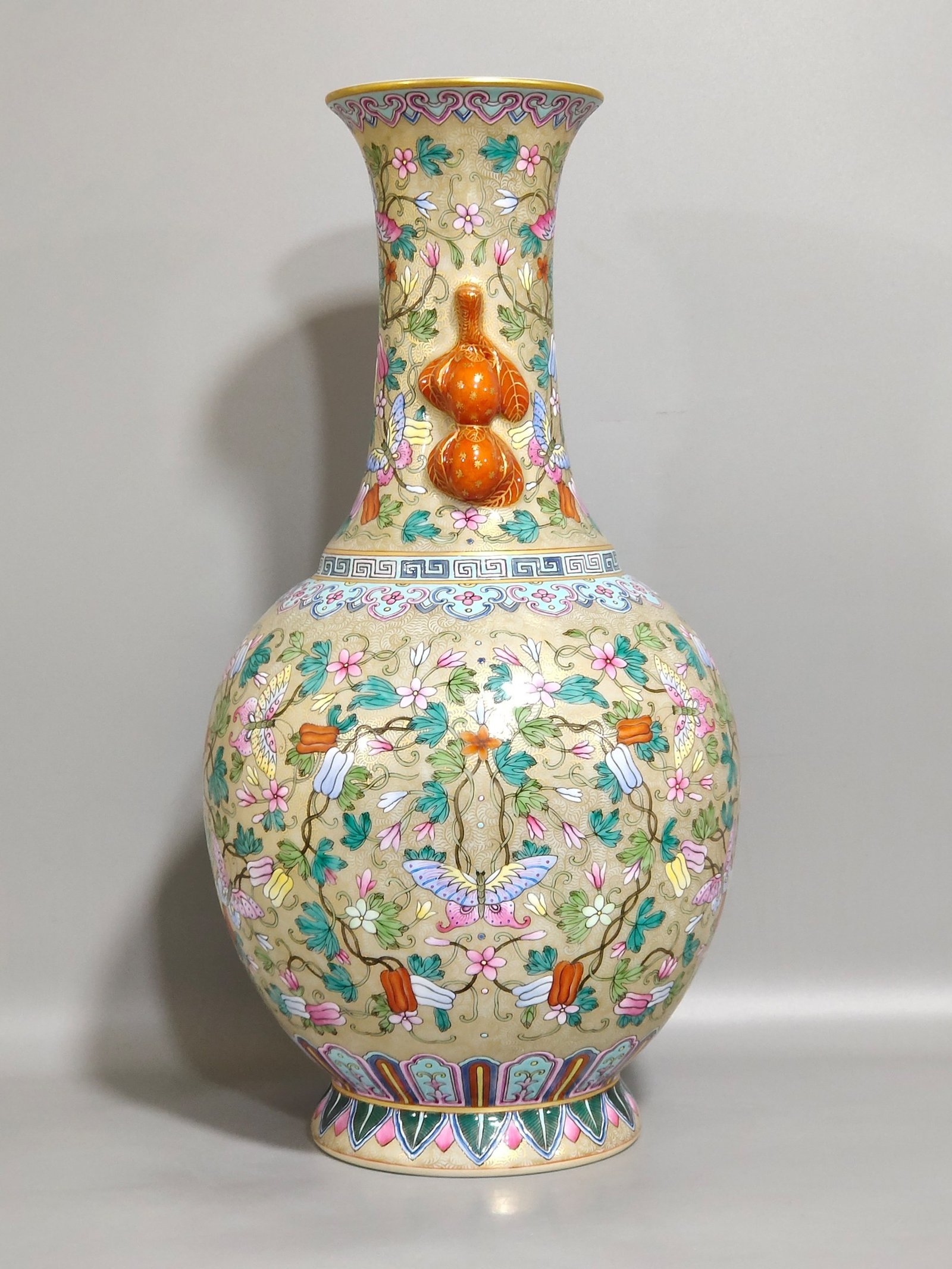 Qing Dynasty Qianlong gold-plated amphorae with melons