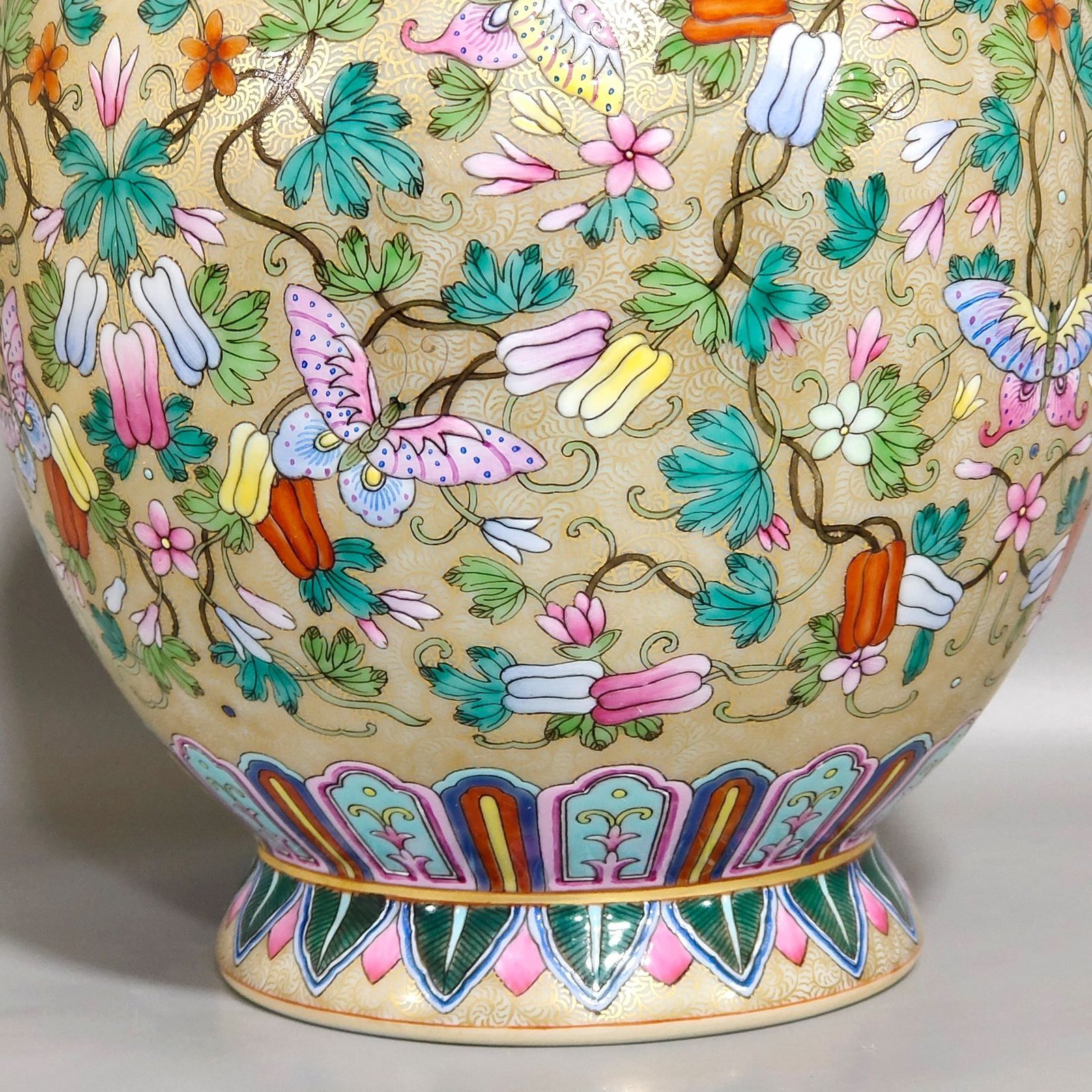 Qing Dynasty Qianlong gold-plated amphorae with melons