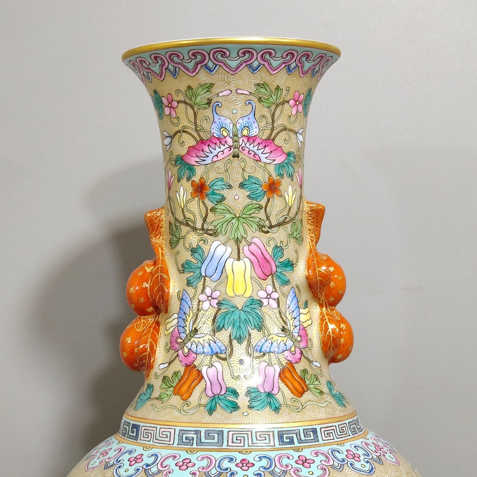 Qing Dynasty Qianlong gold-plated amphorae with melons
