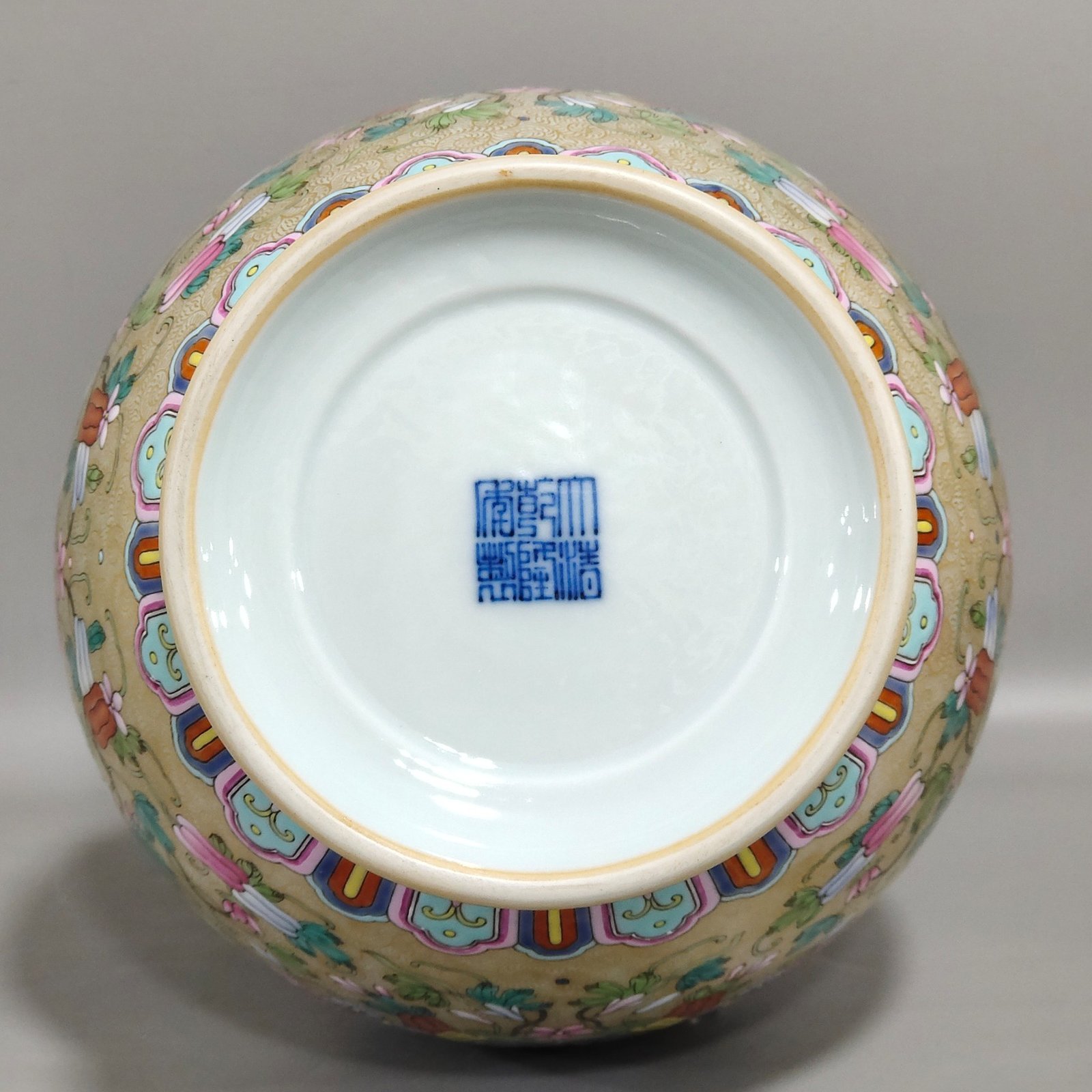 Qing Dynasty Qianlong gold-plated amphorae with melons