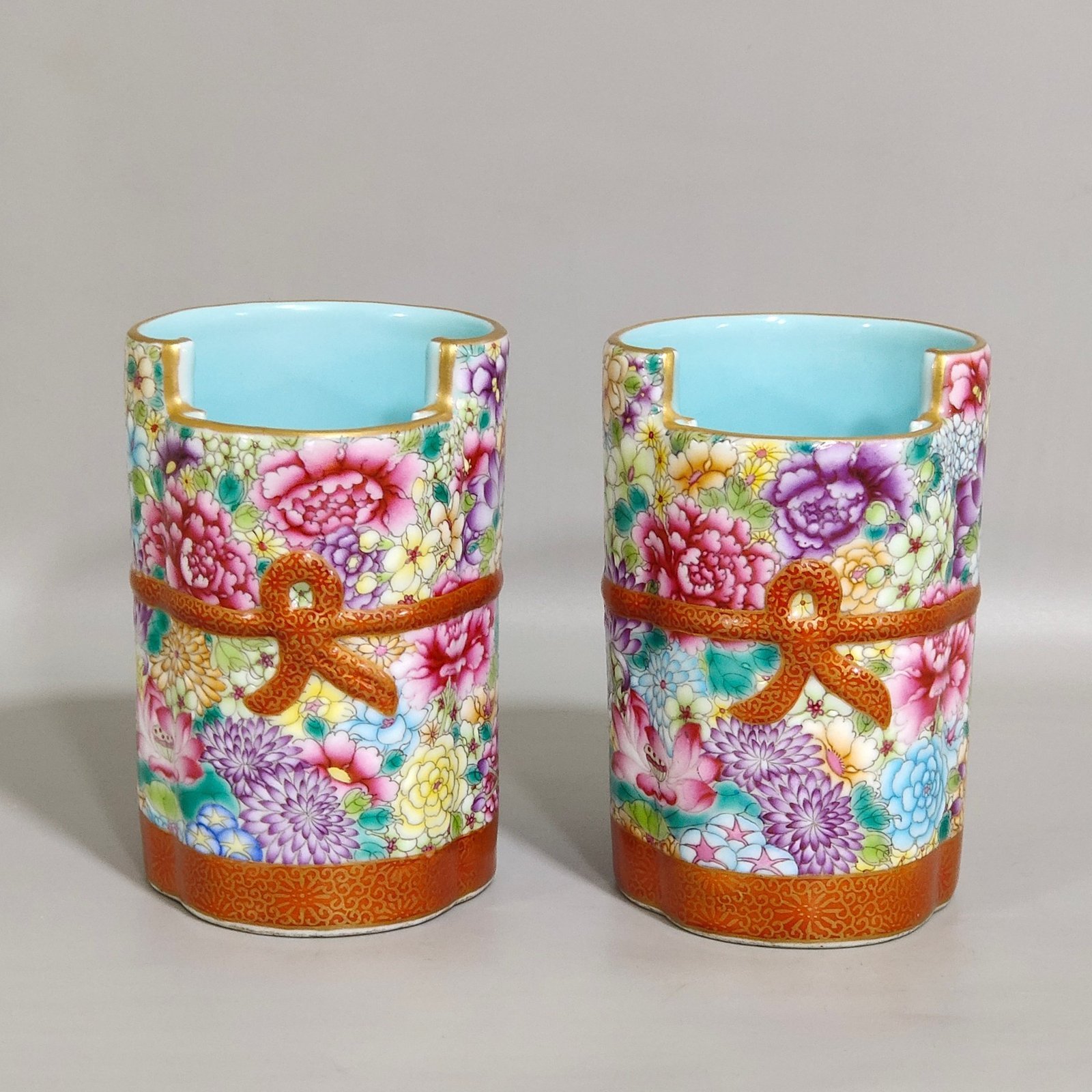Qing Dynasty Qianlong gold-painted cloth with hundreds of flowers and a pen holder