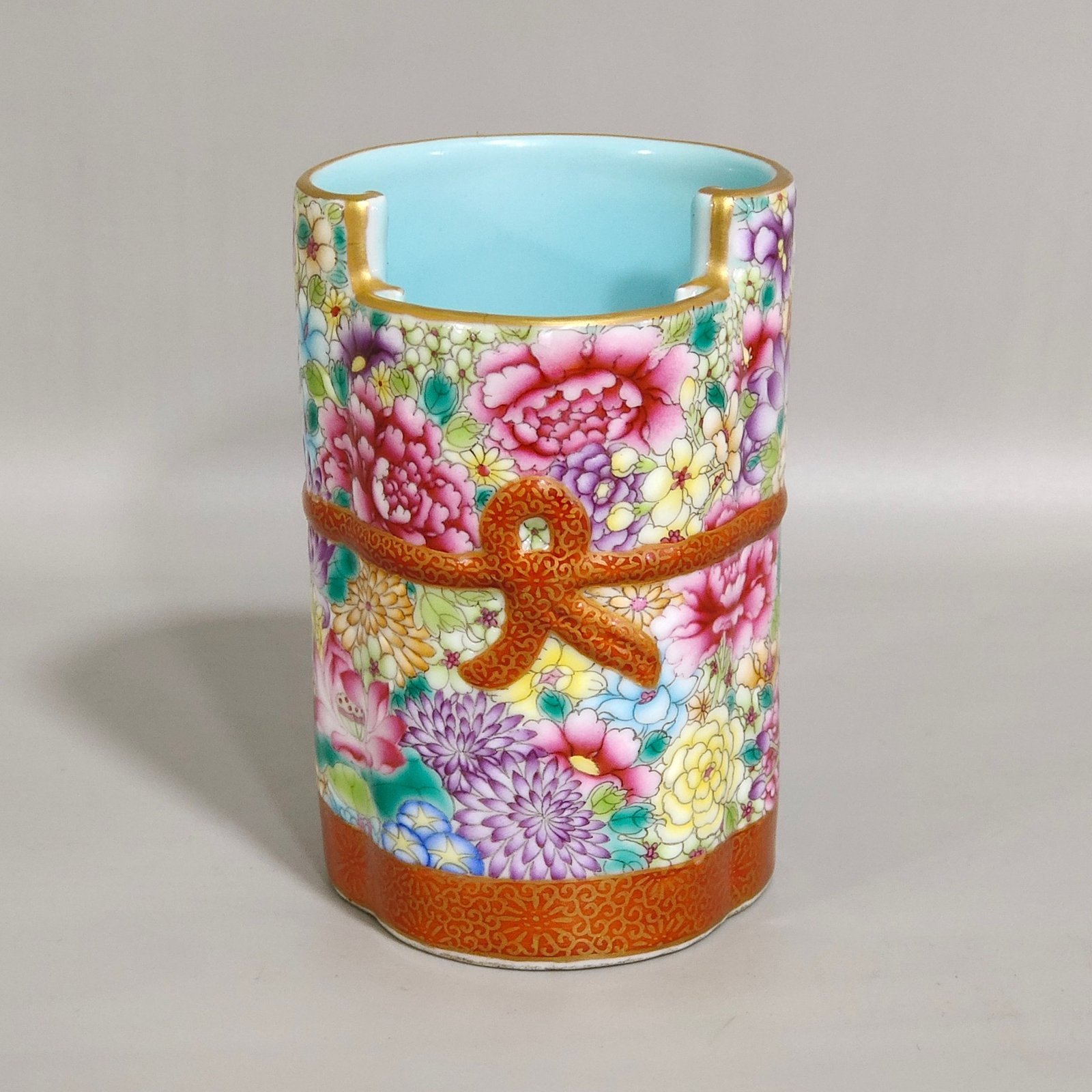 Qing Dynasty Qianlong gold-painted cloth with hundreds of flowers and a pen holder